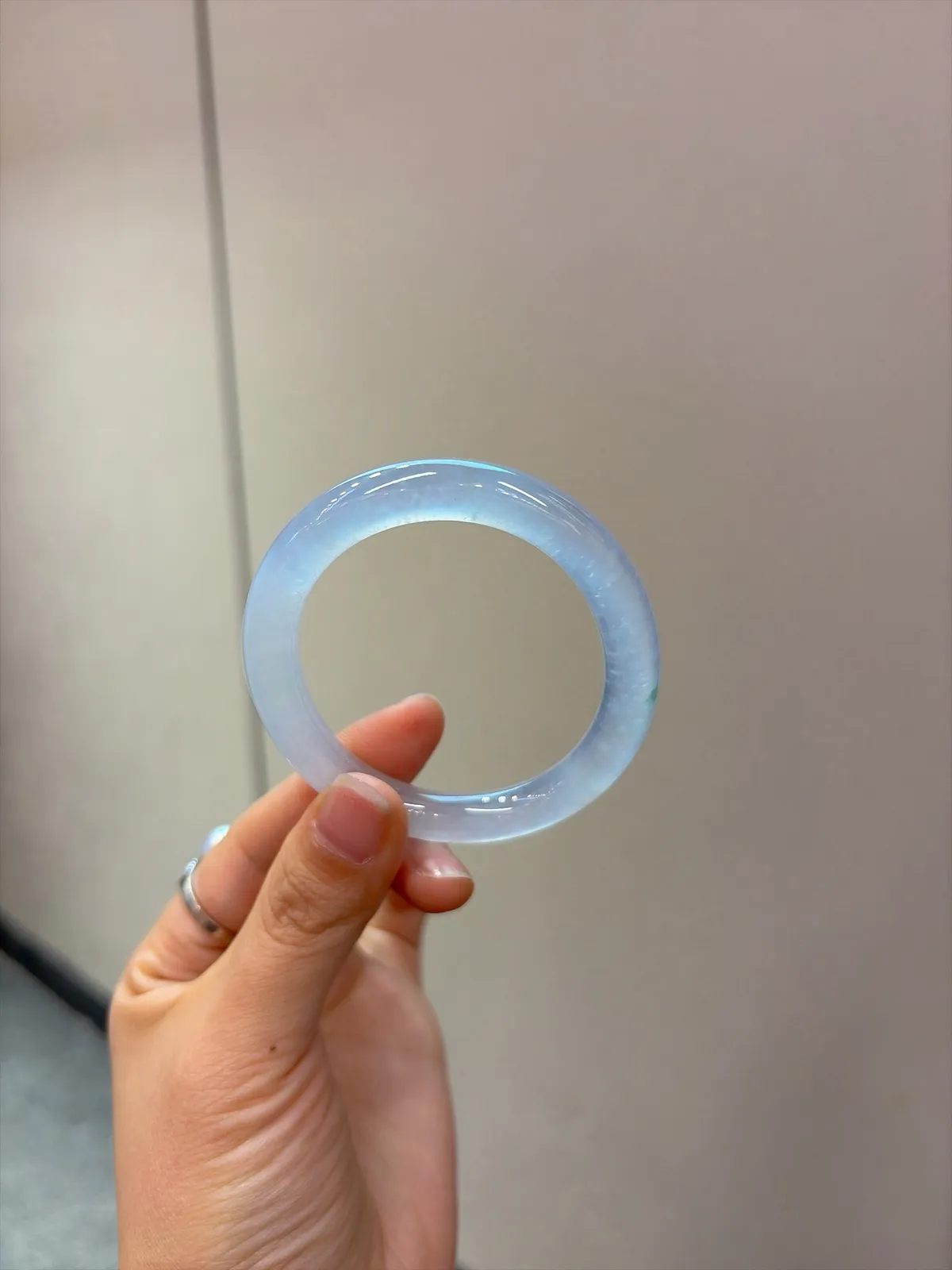 ｜53圈口
【玻璃种冰透贵妃福镯】
“玻璃冰透，腕间凝光”​​
——种老起莹，独款难寻扔水里找不到系列！
规格【53.8/8.4】