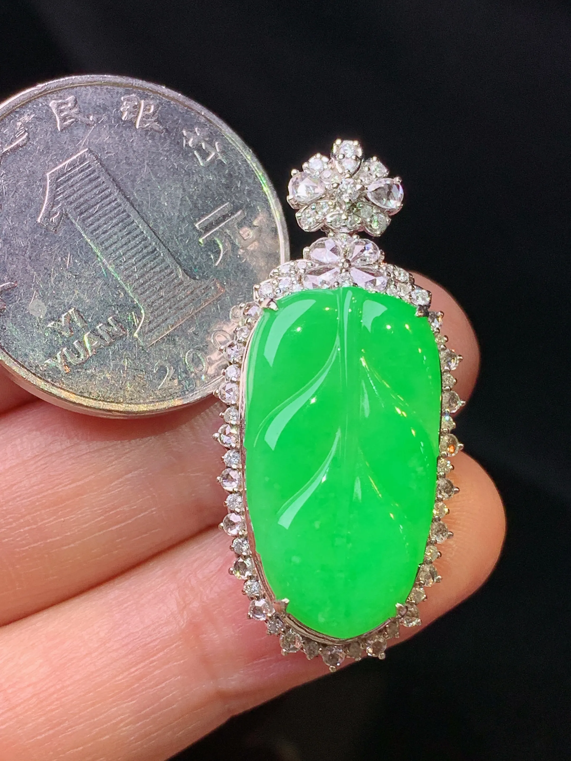 18k金钻镶嵌翠绿树叶吊坠 玉质细腻 色泽清新艳丽 整体尺寸36.5*17*11.2