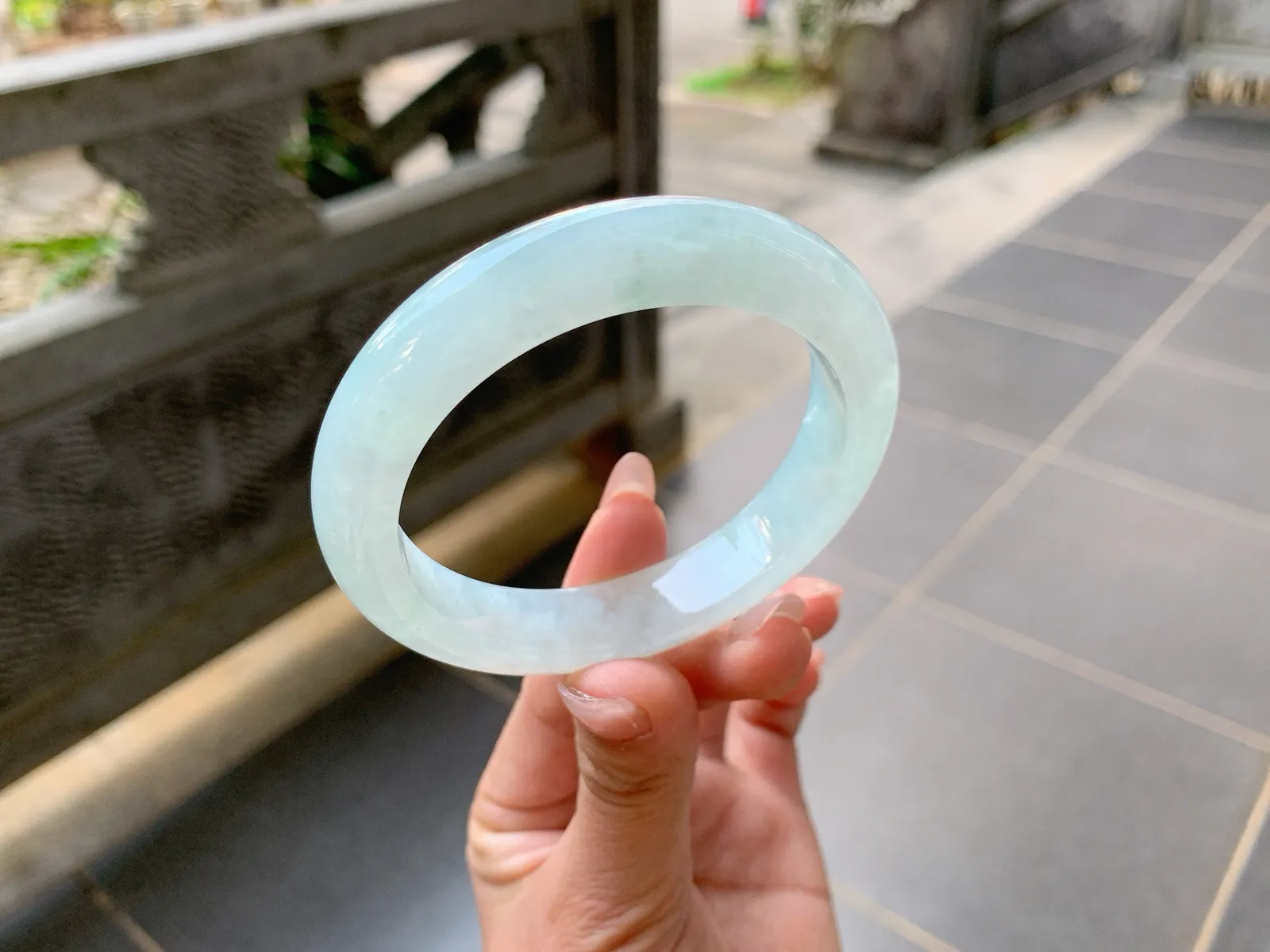 ｜57圈口
冰晴翡翠手镯，颜色清清淡淡的，种老水润，实物比图片上的还要更加清透