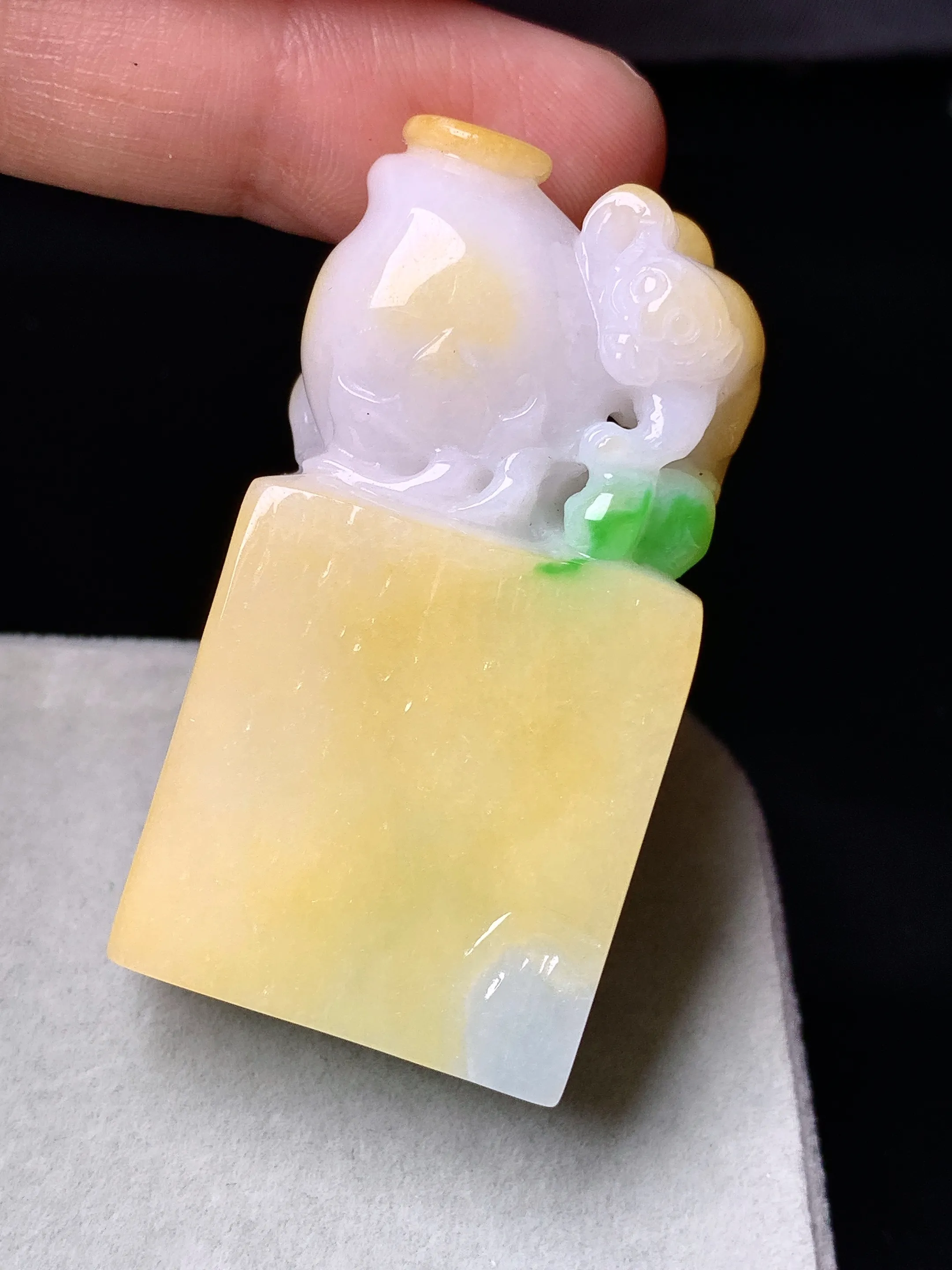 黄翡灵猴献寿印章吊坠 玉质细腻 色泽清新艳丽 整体尺寸47.2*24.5*12.5