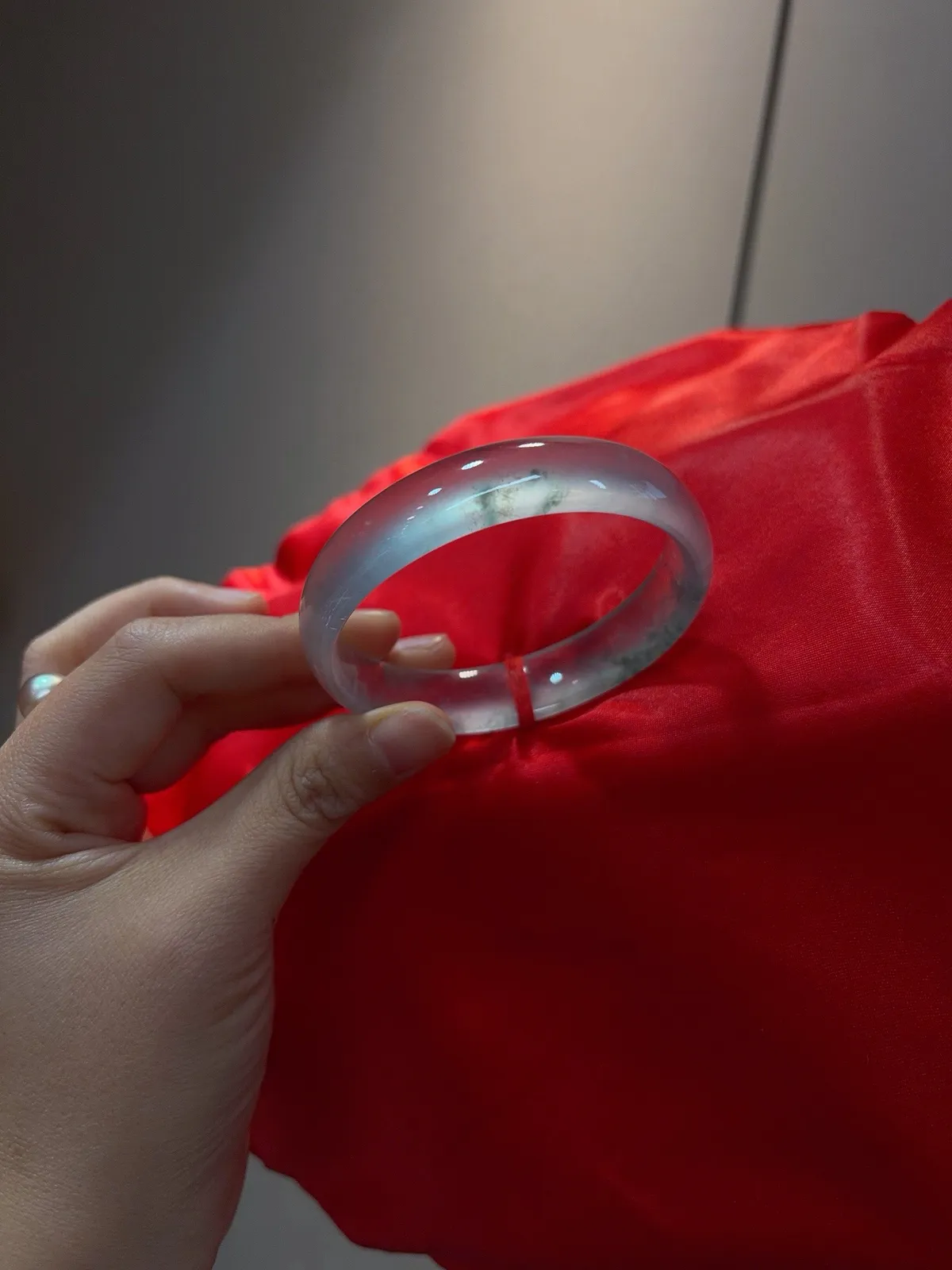 ｜57圈口
【王炸玻璃条大贵妃·飘花款】
“玻璃质感透字绝，荧光满满杠味足，飘花如墨绘清韵”
——暗夜精灵本灵，显贵又吸睛
规格【57/14.1/6.8】