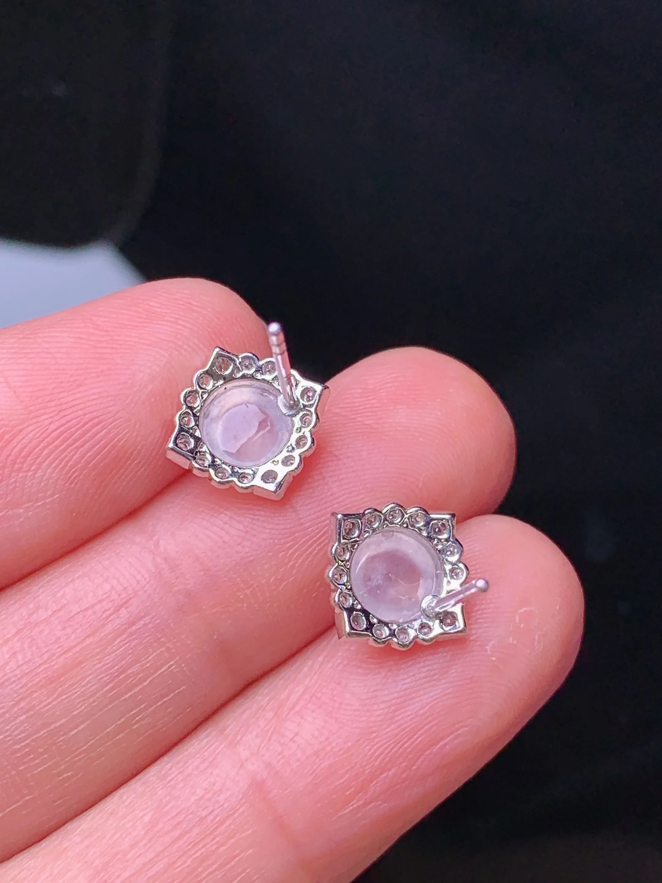 18k金钻镶嵌冰种蛋面耳钉 玉质细腻 色泽清新艳丽 整体尺寸10.5*4.6