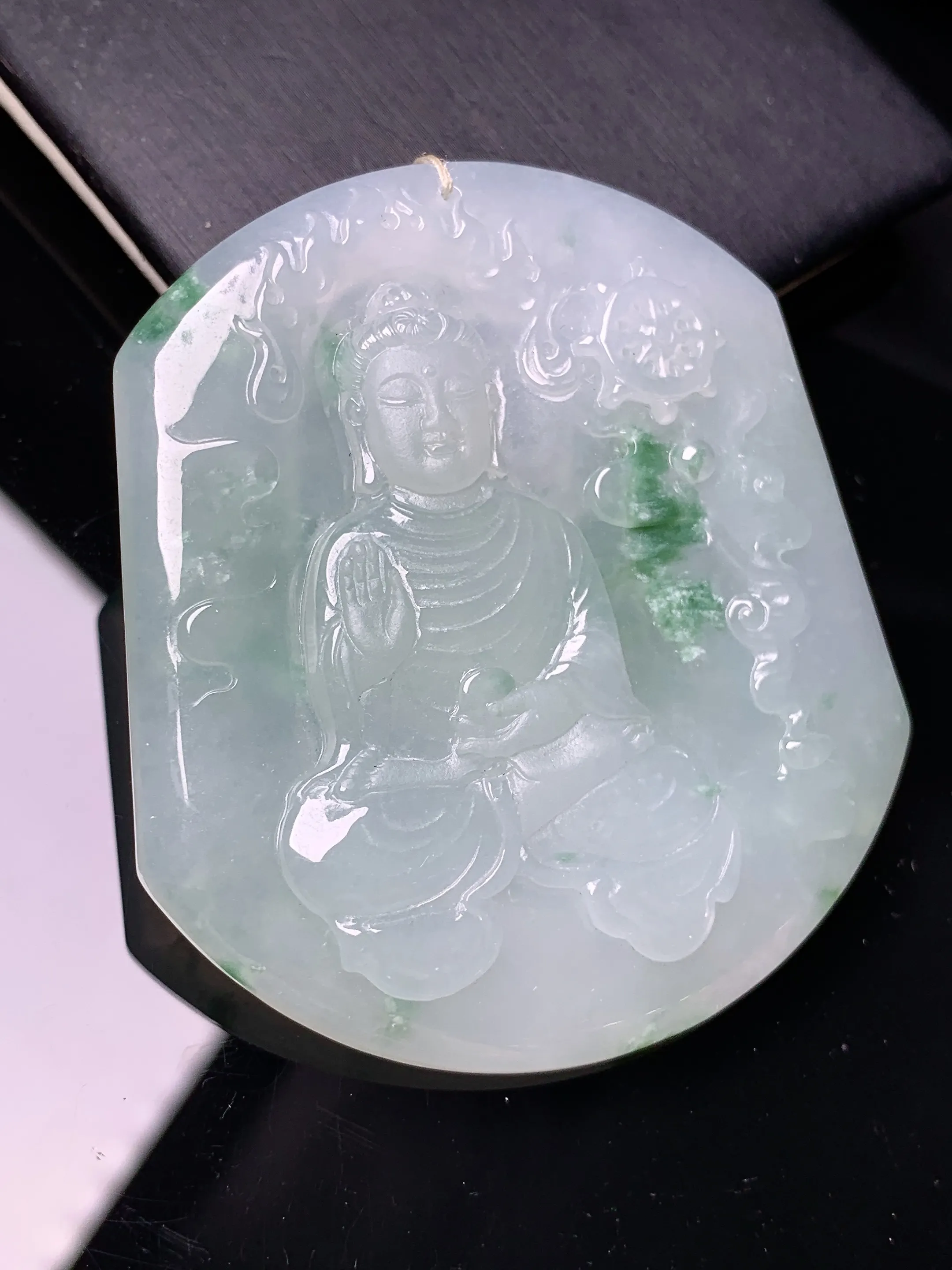 飘绿大日如来佛祖吊坠 玉质细腻 色泽清新艳丽 整体尺寸55.8*50.5*6.5