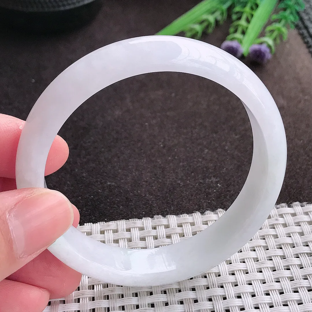 实拍A货翡翠58.5/13.5/7老坑秀气冰润飘绿手镯宽边翡翠玉镯女款