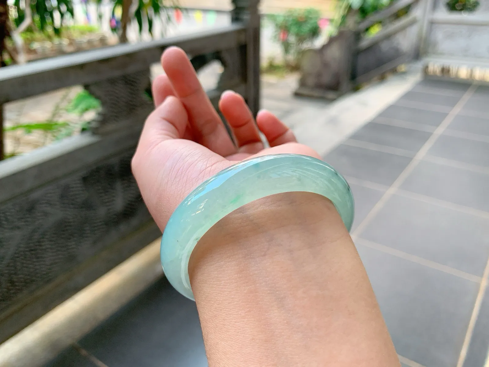 ｜54圈口
晴水飘金丝绿，水汪汪的绿丝像水里的海藻，栩栩如生灵动可爱