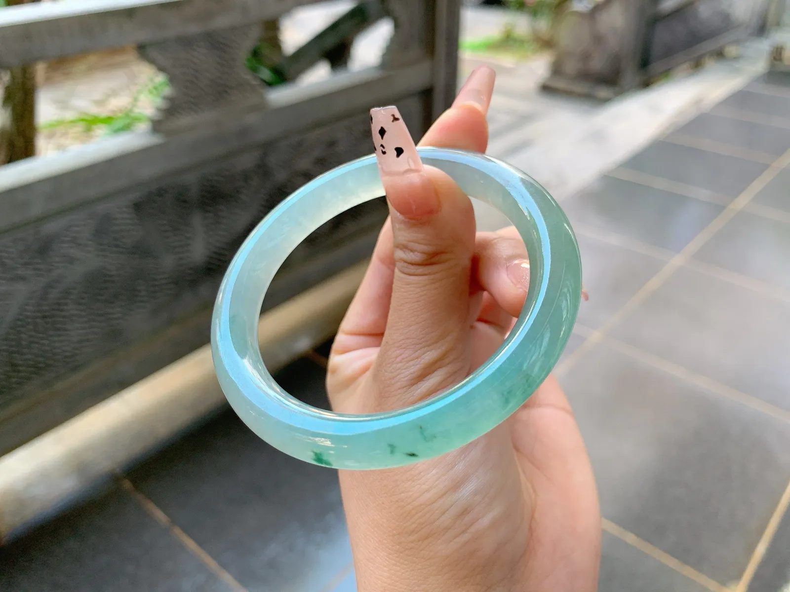 ｜56圈口
条粗:9.3
冰晴半山半水福镯，飘点碎绿花，像湖水一样的清澈透明，水汪汪的