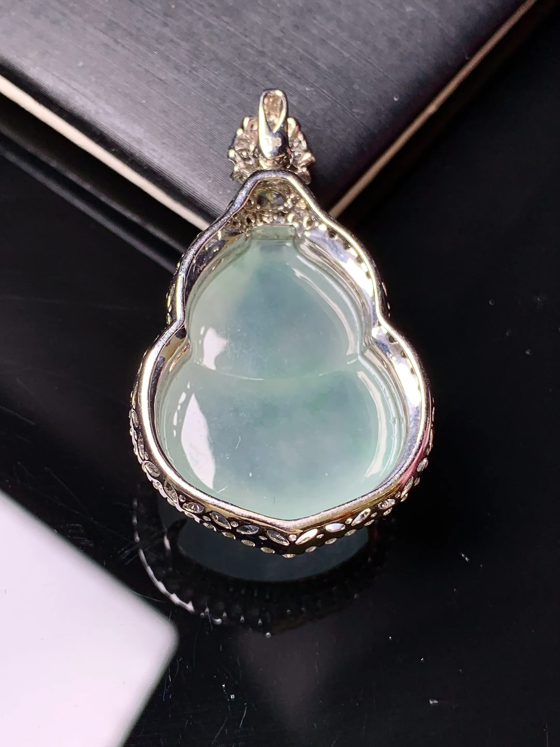 18k金钻镶嵌吊坠 玉质细腻 色泽清新艳丽 整体尺寸36.3*21.8*11.5