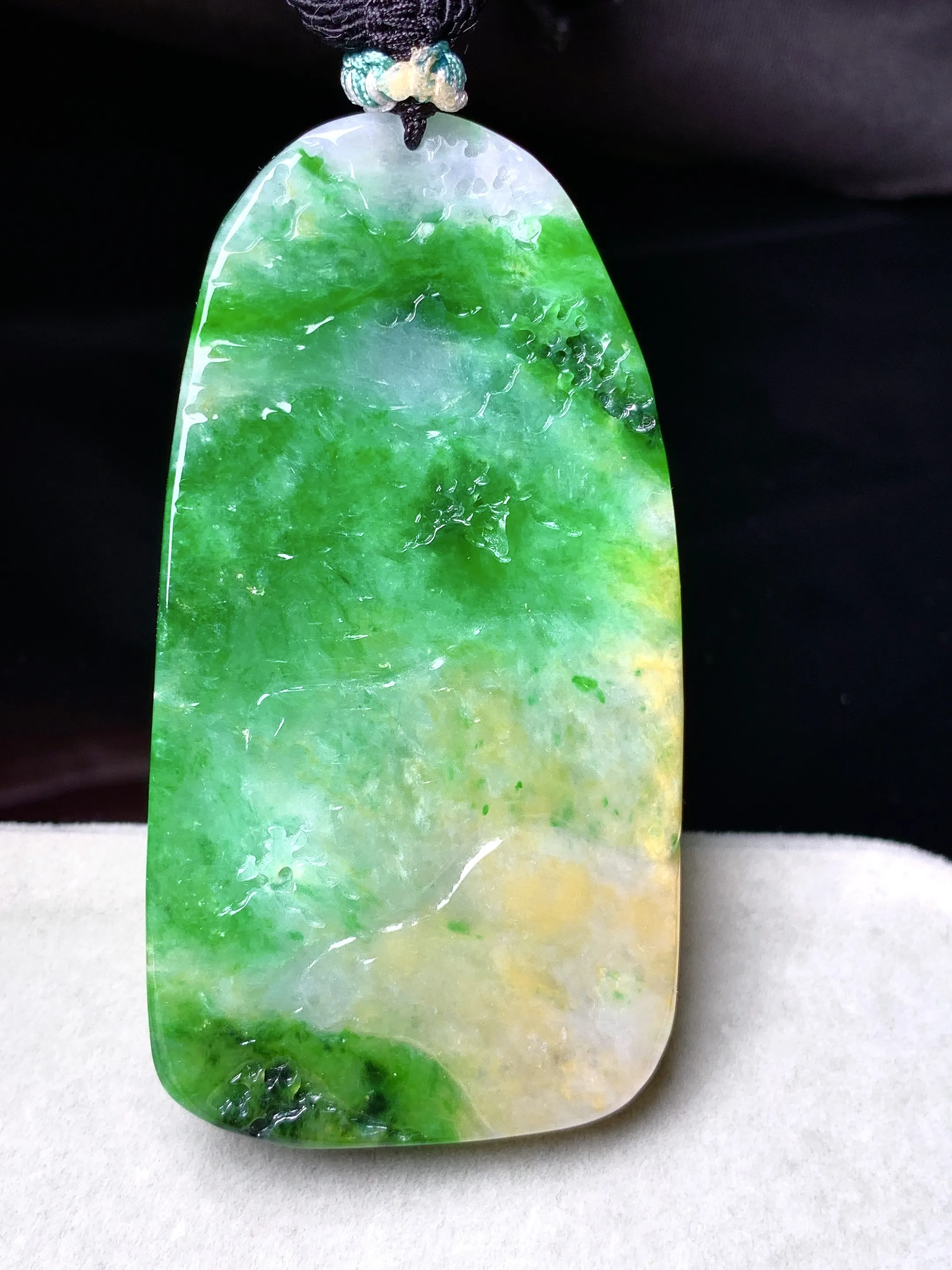 翠绿飘黄翡山水牌子吊坠 玉质细腻 色泽清新艳丽 整体尺寸60.5*32.6*7.3