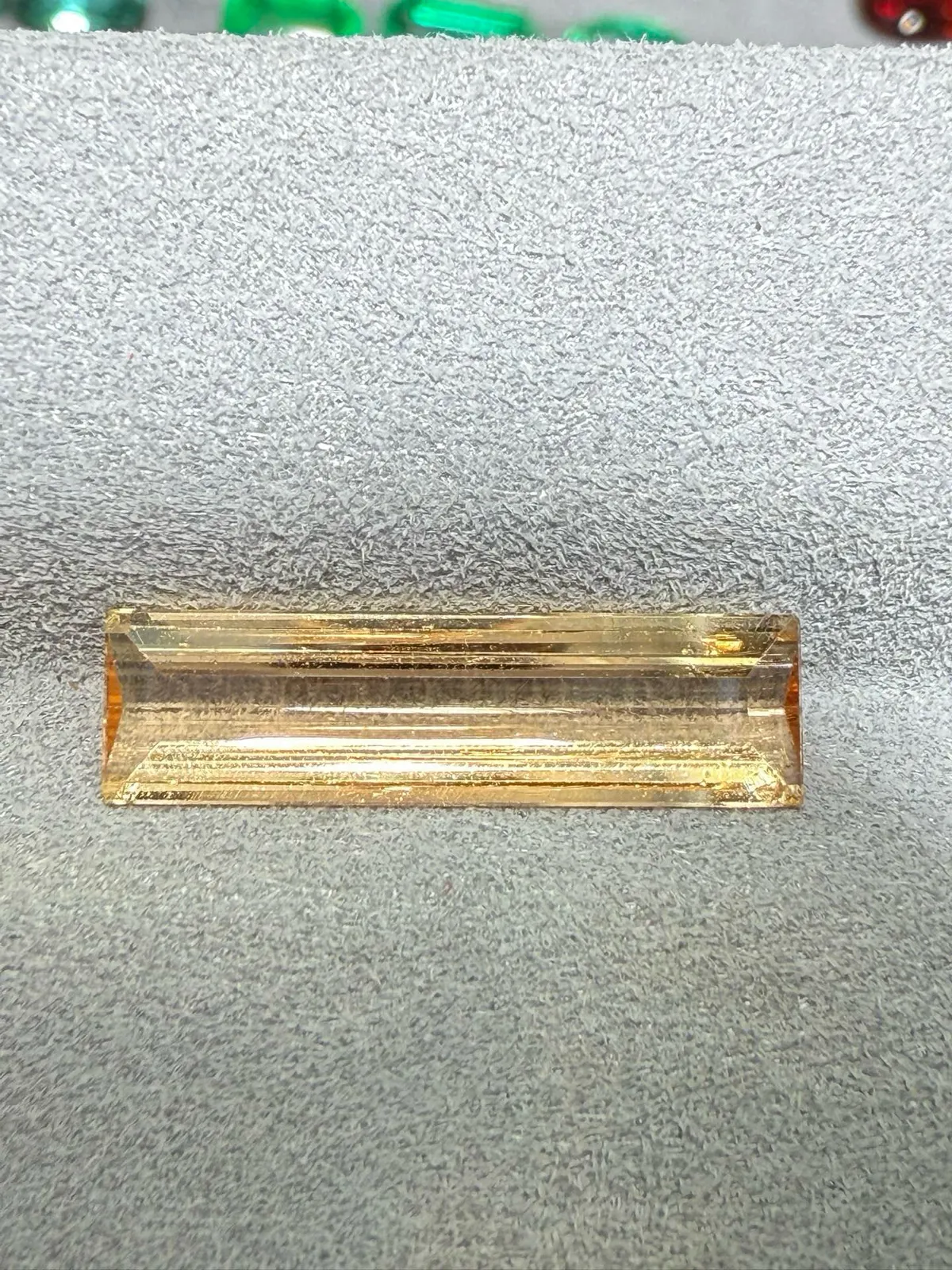 【高端珠宝】天然极美帝王托帕石裸石
重量: 2.5ct  规格: 17.5*4.7*2.6 毫米
精湛切工，满身火彩
台面大，实物更美，可以代镶嵌设计。