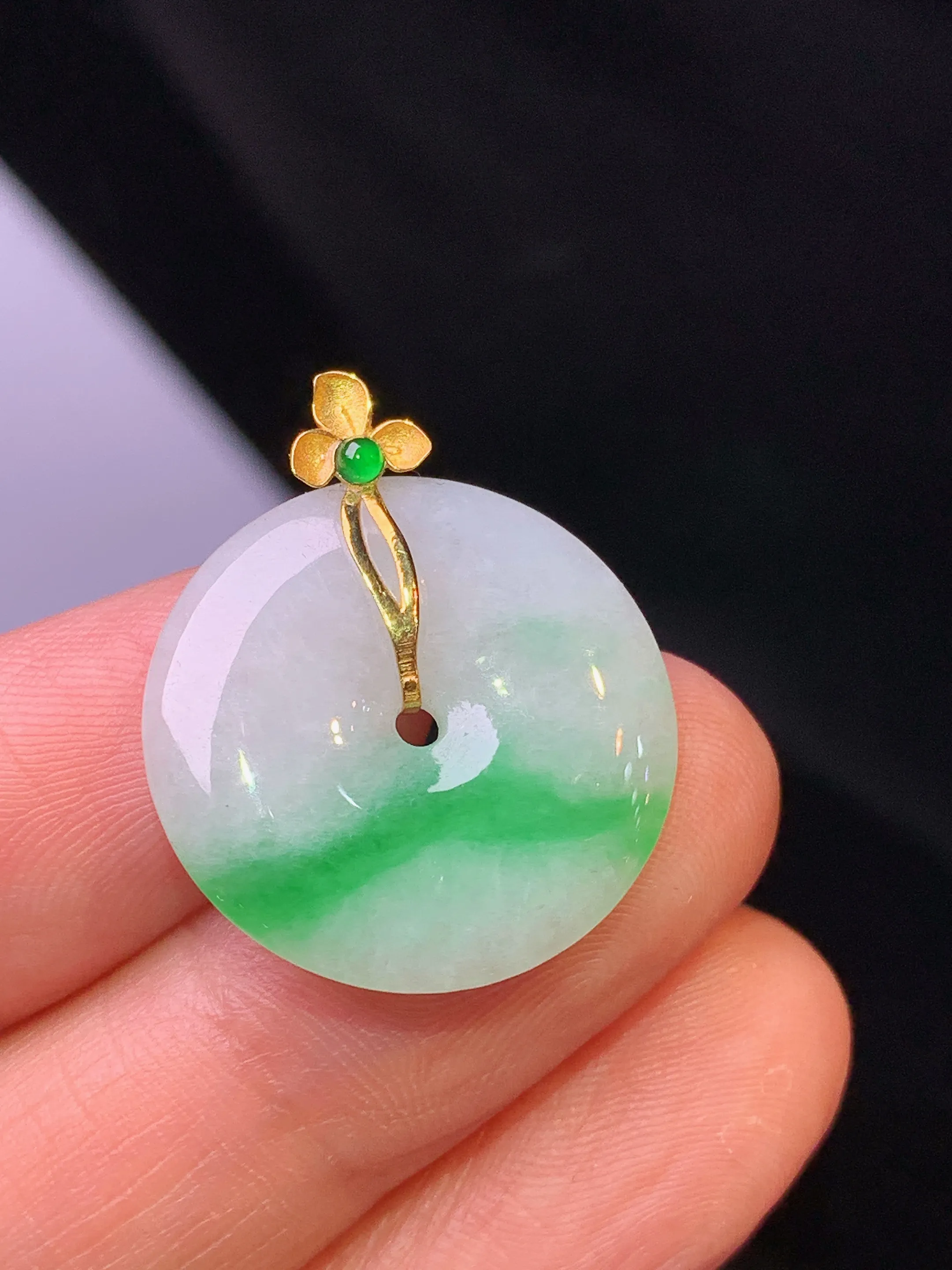 18k金镶嵌飘绿平安扣吊坠 玉质细腻 色泽清新艳丽 整体尺寸25*20.8*3.6