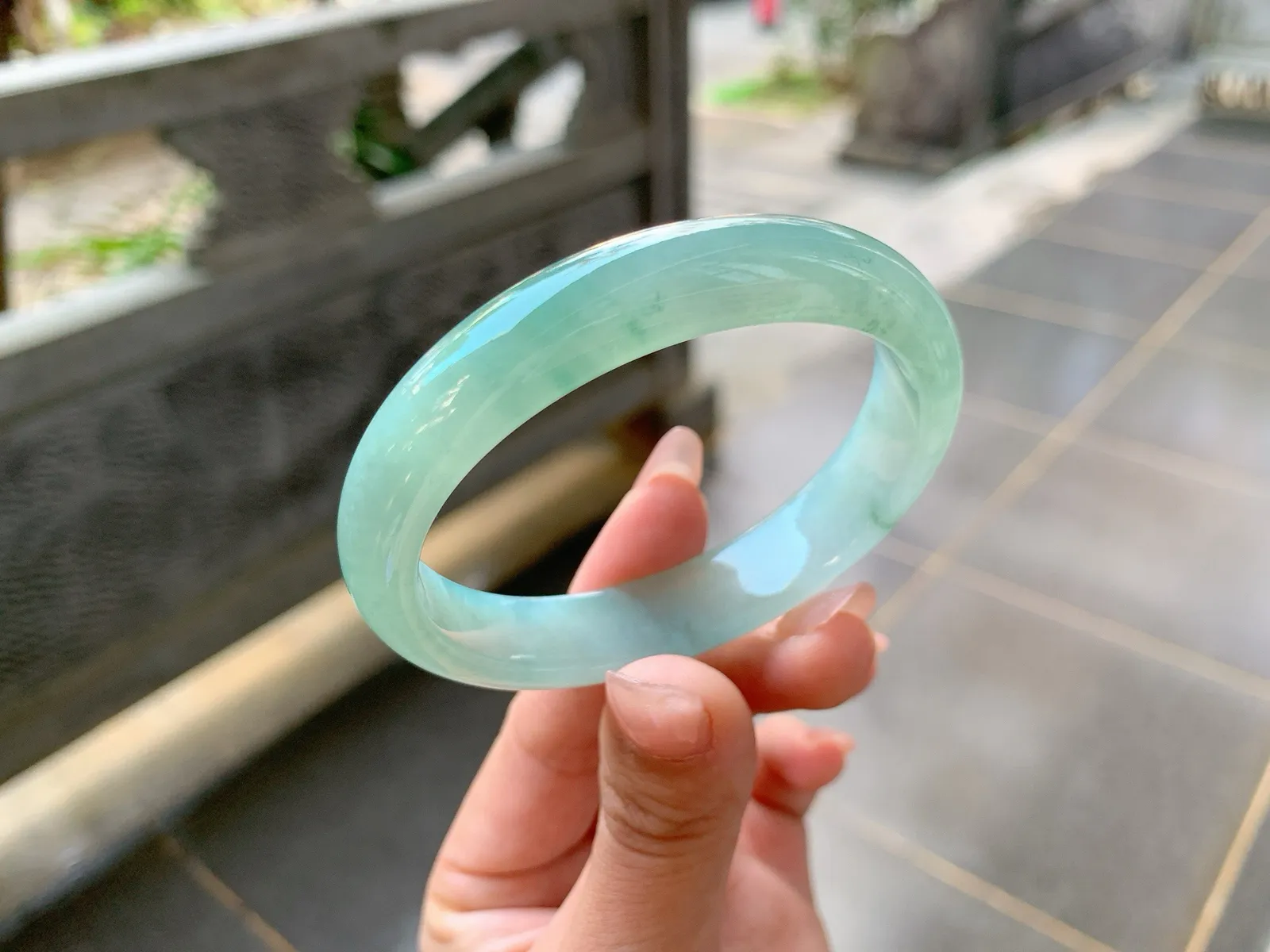 ️｜54圈口
冰晴贵妃手镯，种老冰透清新自然，微微飘点碎花