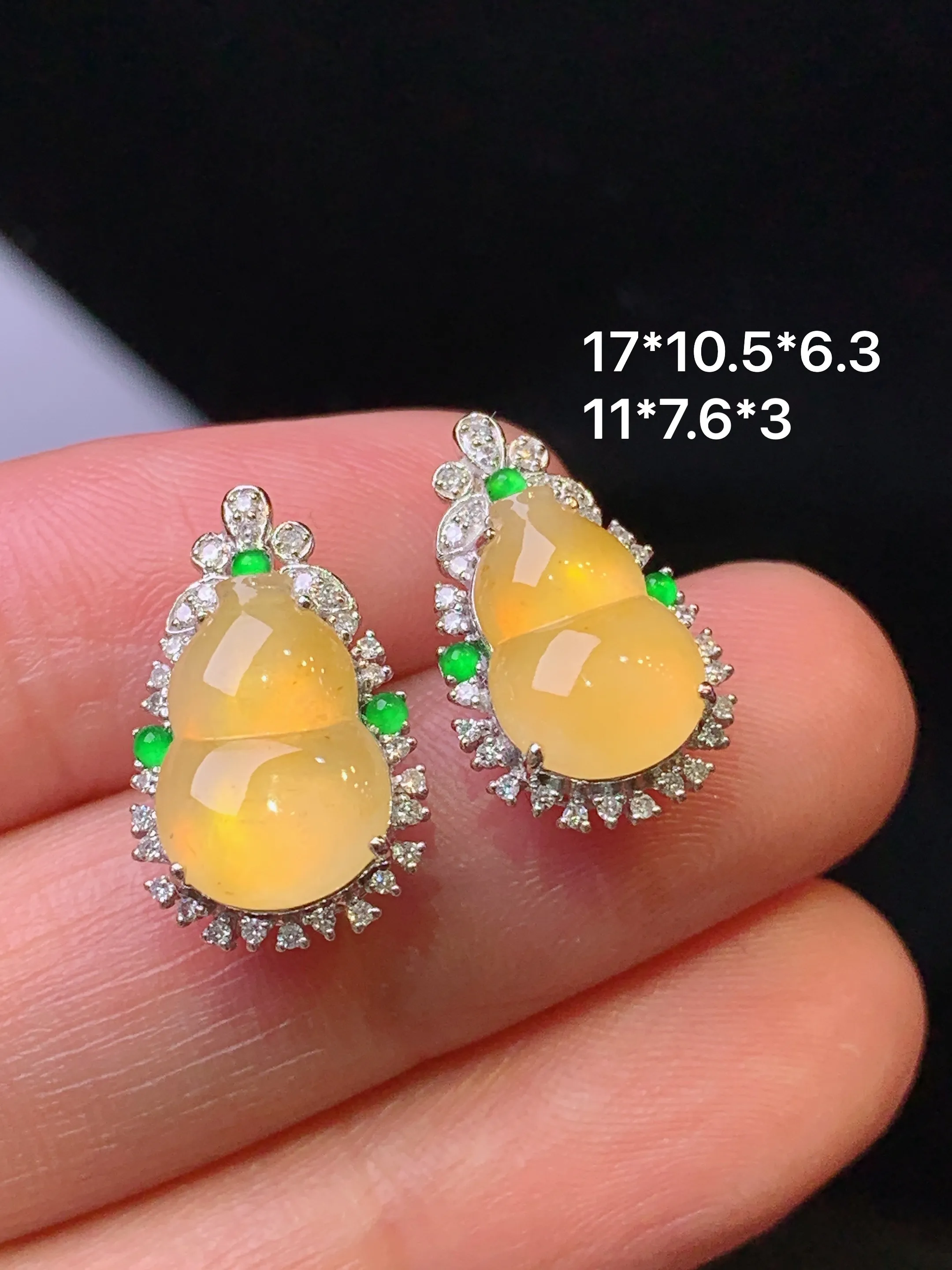 18k金钻镶嵌黄翡葫芦耳钉 玉质细腻 色泽清新艳丽 整体尺寸17*10.5*6.3