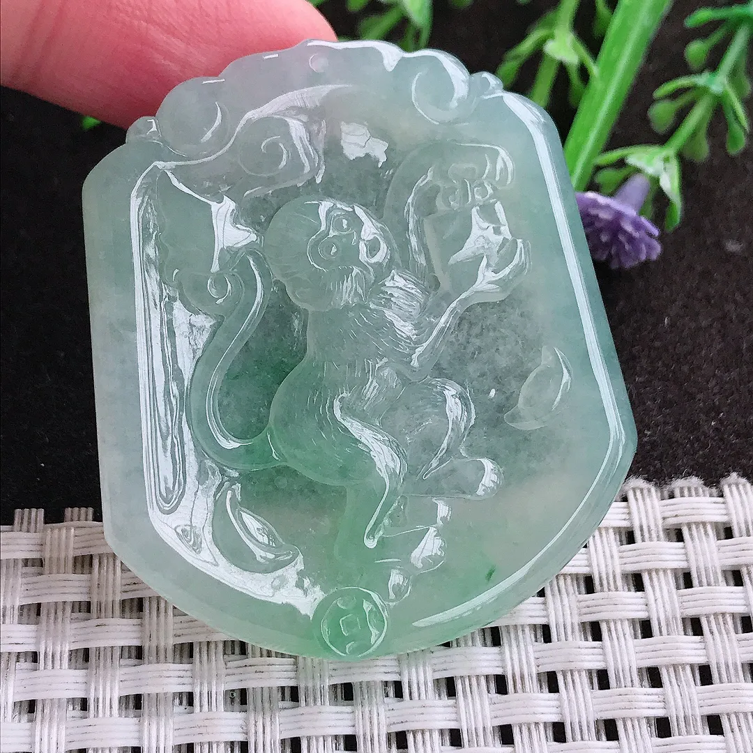 实拍A货翡翠49.5/43.8/5老坑冰胶水灵冰晴绿生肖猴牌吊坠翡翠挂件