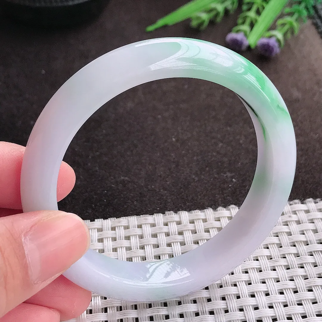 实拍A货翡翠56/11.8/8.3老坑秀气飘绿手镯宽边翡翠玉镯女款