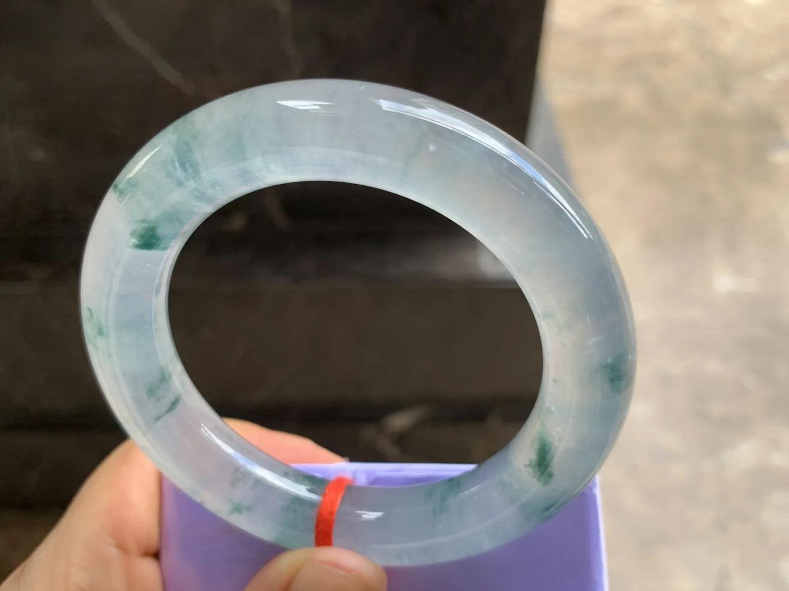 56-12.5mm
高冰飘花圆条手镯 老坑种 刚性十足 光感强 条形优秀