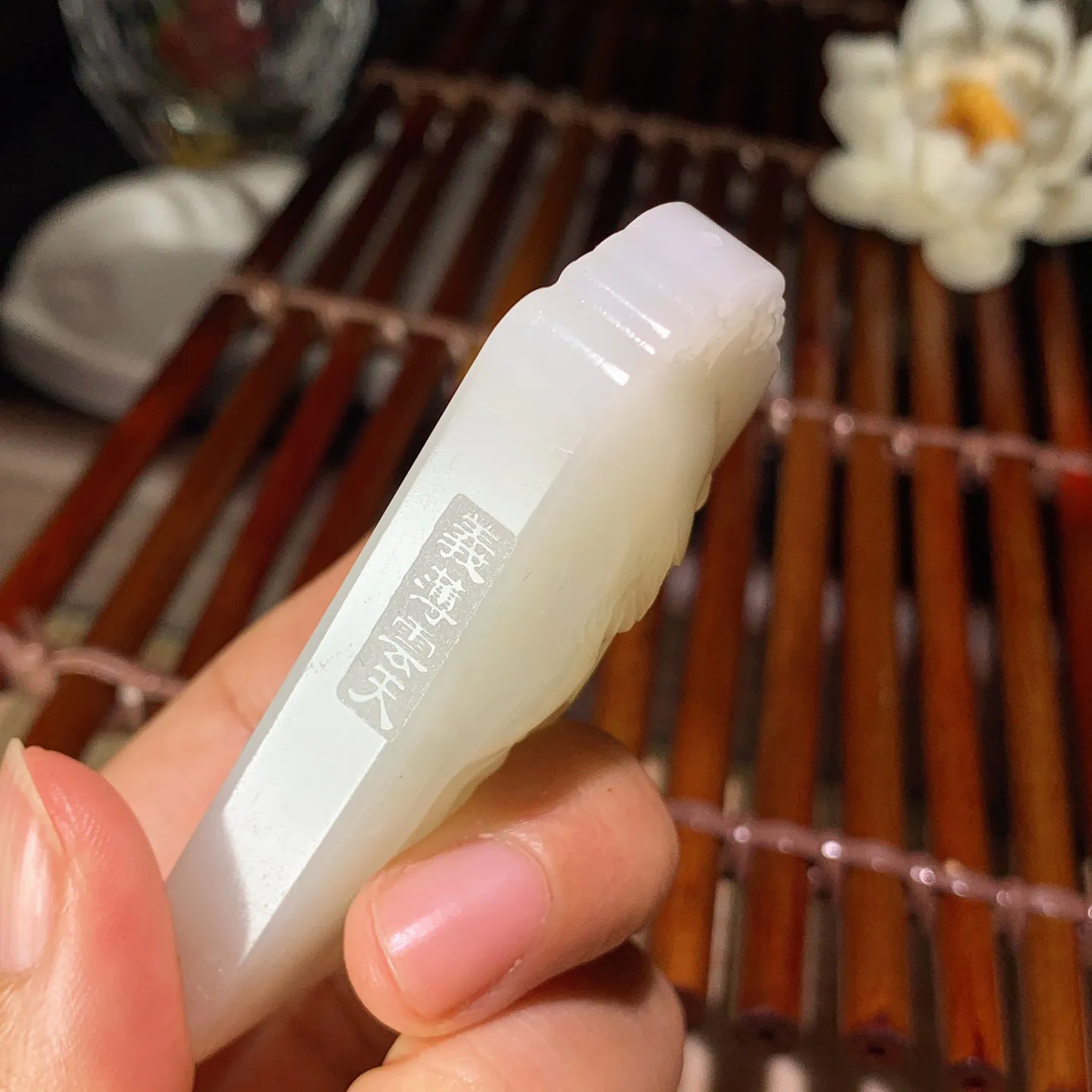 新疆和田玉羊脂白武财神关公牌子挂件 尺寸69/31/16mm重71.5克。玉质细腻油润。手推出油。品相大气 lt260121