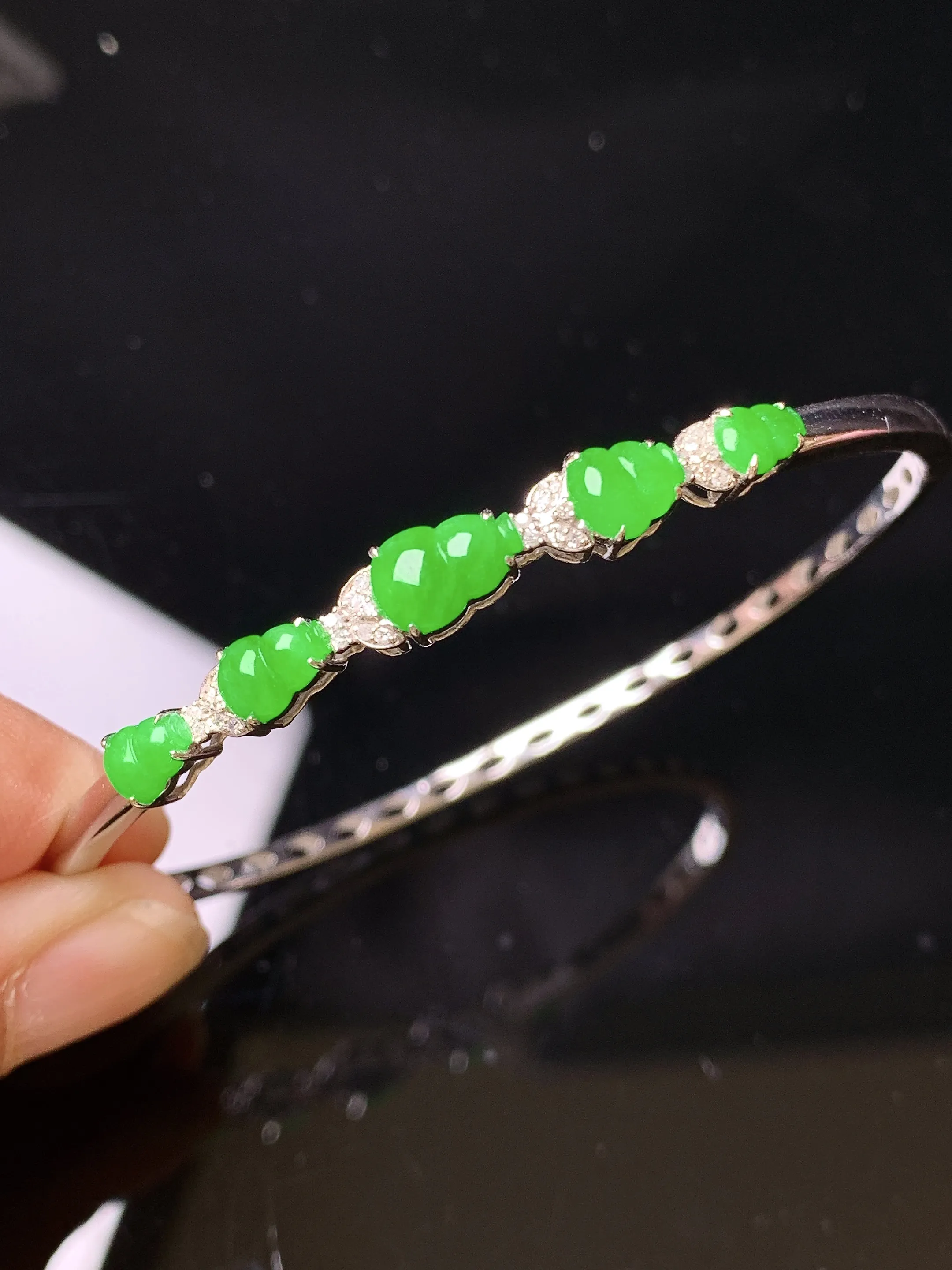 18k金钻镶嵌满绿葫芦手镯 玉质细腻 色泽清新艳丽 整体尺寸7.7*5.3*2.2