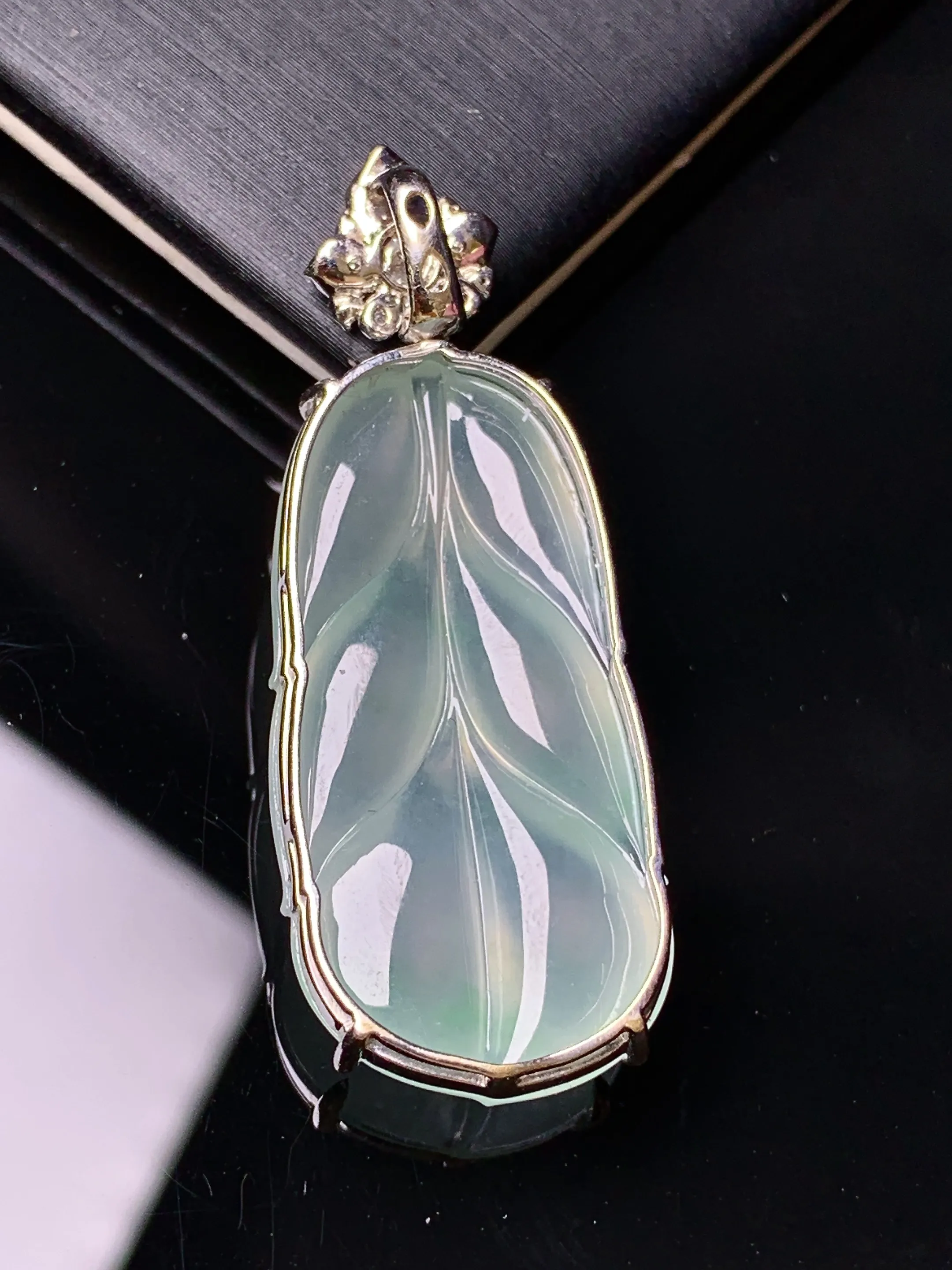 18k金钻镶嵌冰种树叶吊坠 玉质细腻 色泽清新艳丽 整体尺寸43*16.5*7