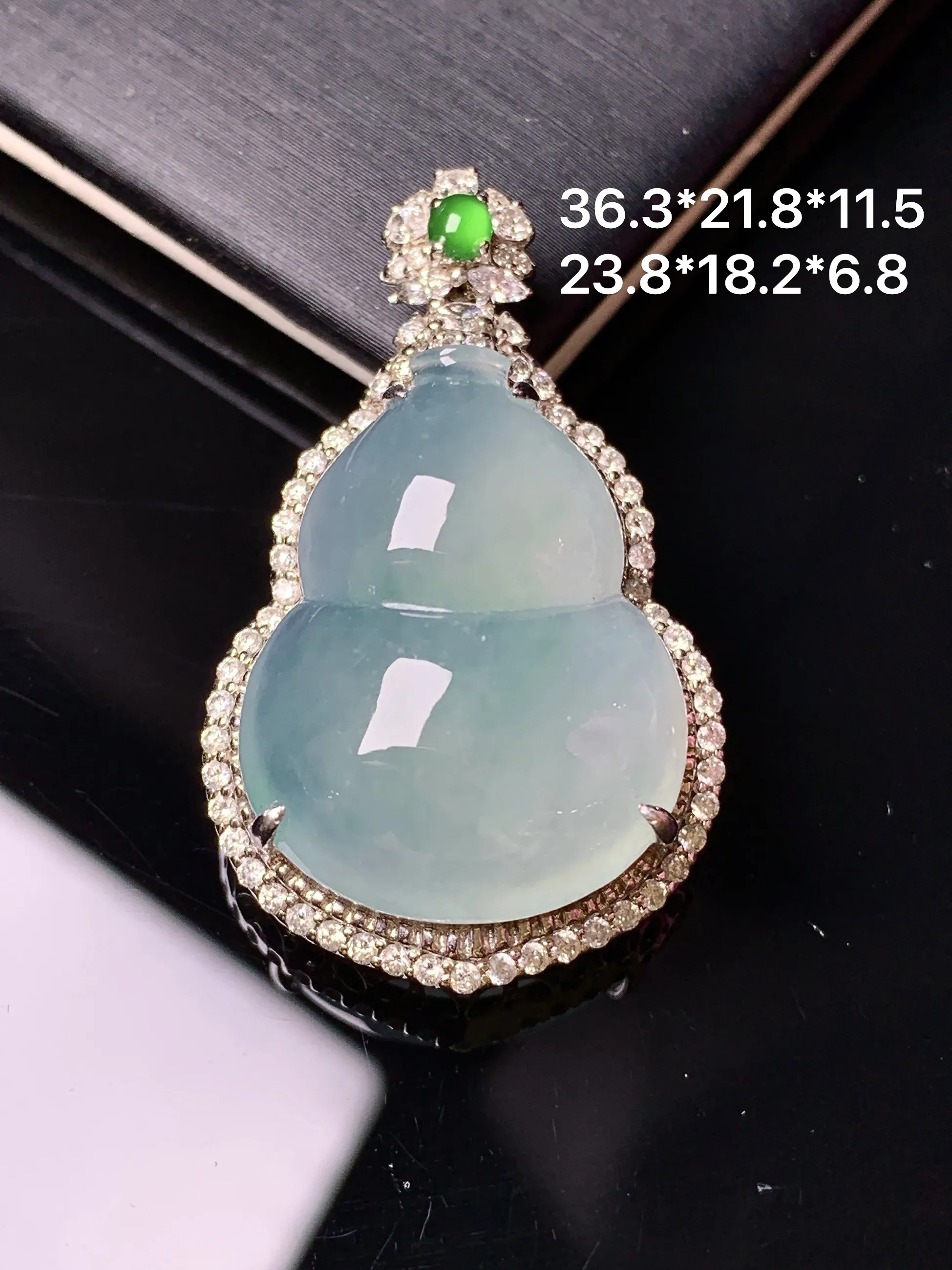 18k金钻镶嵌吊坠 玉质细腻 色泽清新艳丽 整体尺寸36.3*21.8*11.5