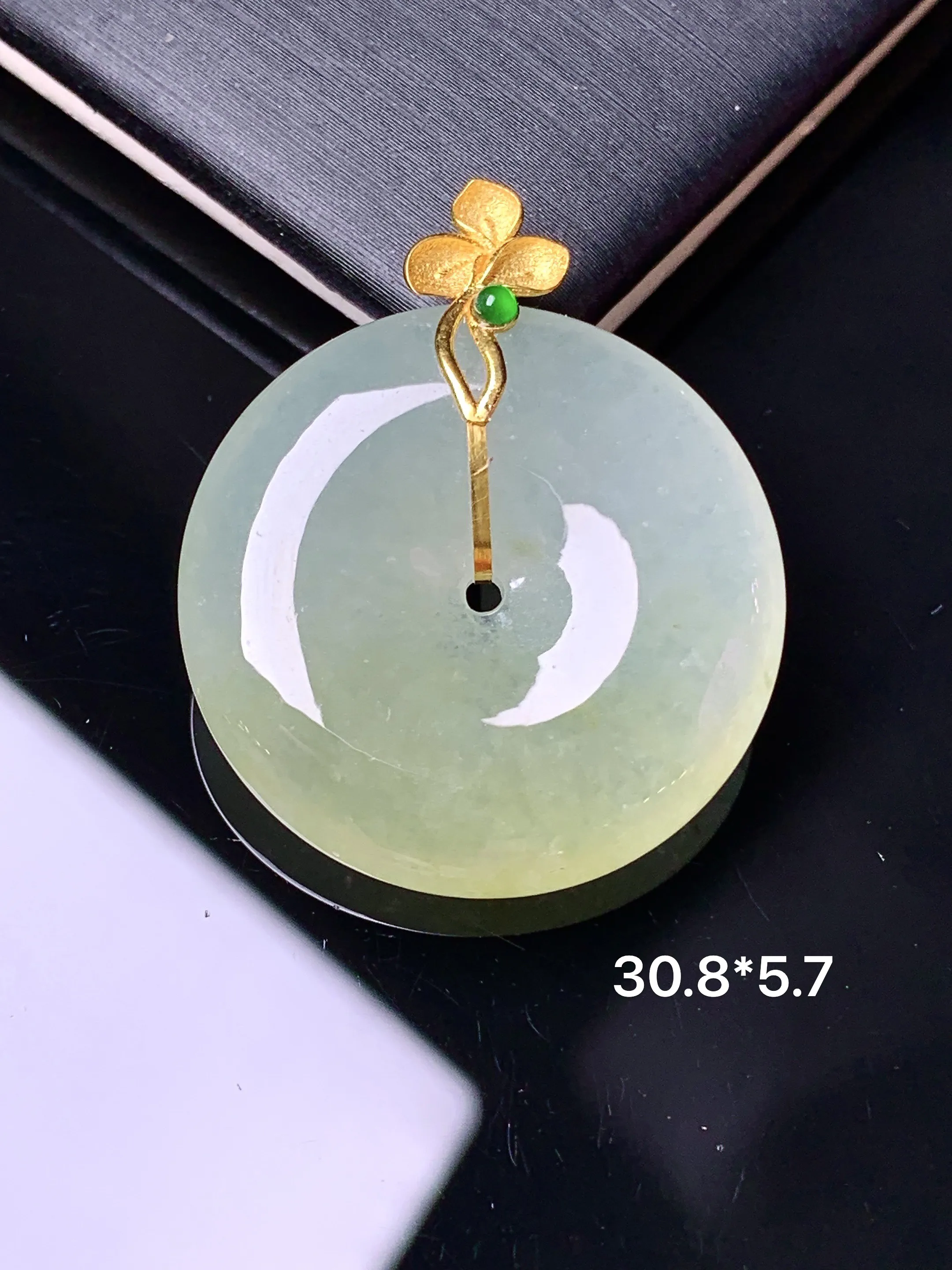 18k金镶嵌淡黄翡平安扣吊坠 玉质细腻 色泽清新艳丽 整体尺寸30.8*5.7