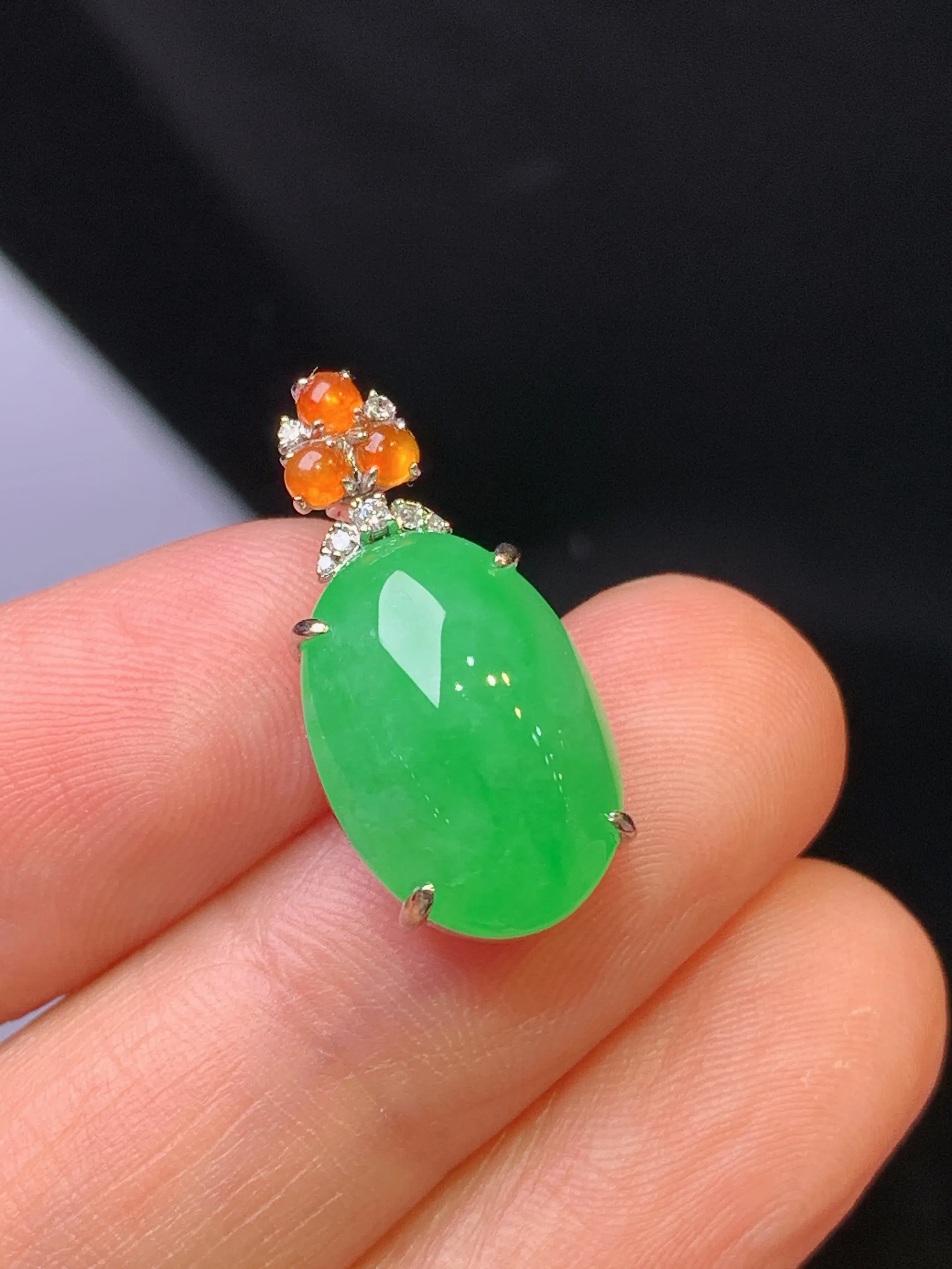 18k金钻镶嵌翠绿蛋面吊坠 玉质细腻 色泽清新艳丽 整体尺寸21.6*10.3*8.5