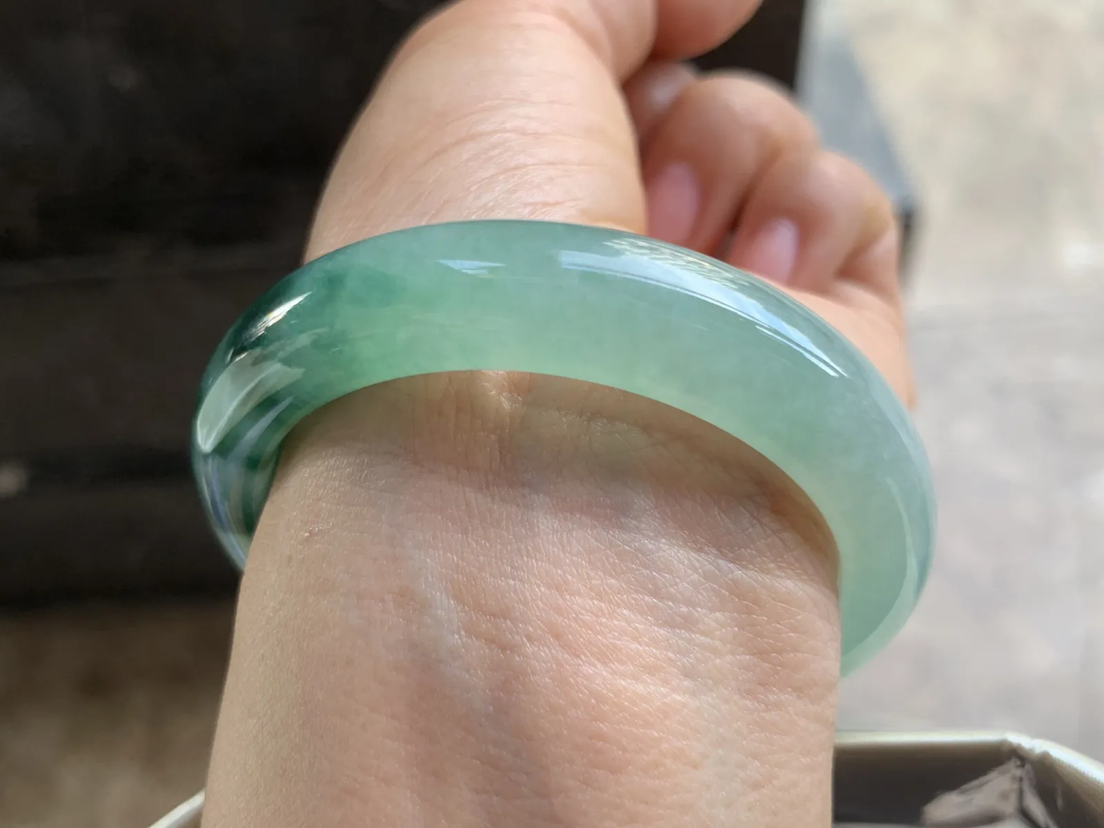 52.5-12.2-8mm
冰种飘花手镯 水润光泽 花色漂亮 推荐