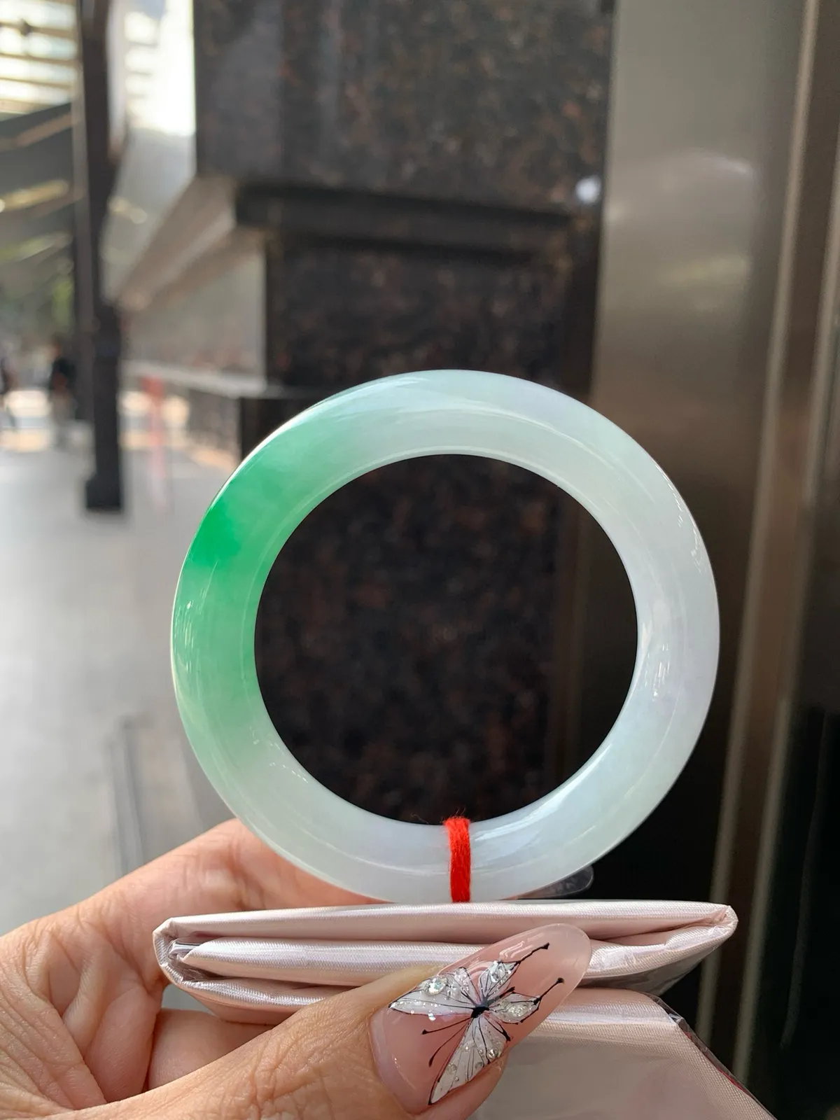 白底青阳绿圆条
53.5-10.5-11
打灯棉线，底妆水润，浓郁到溢出来的阳绿花色，半山半水，光彩夺目，上手尊贵显气质。