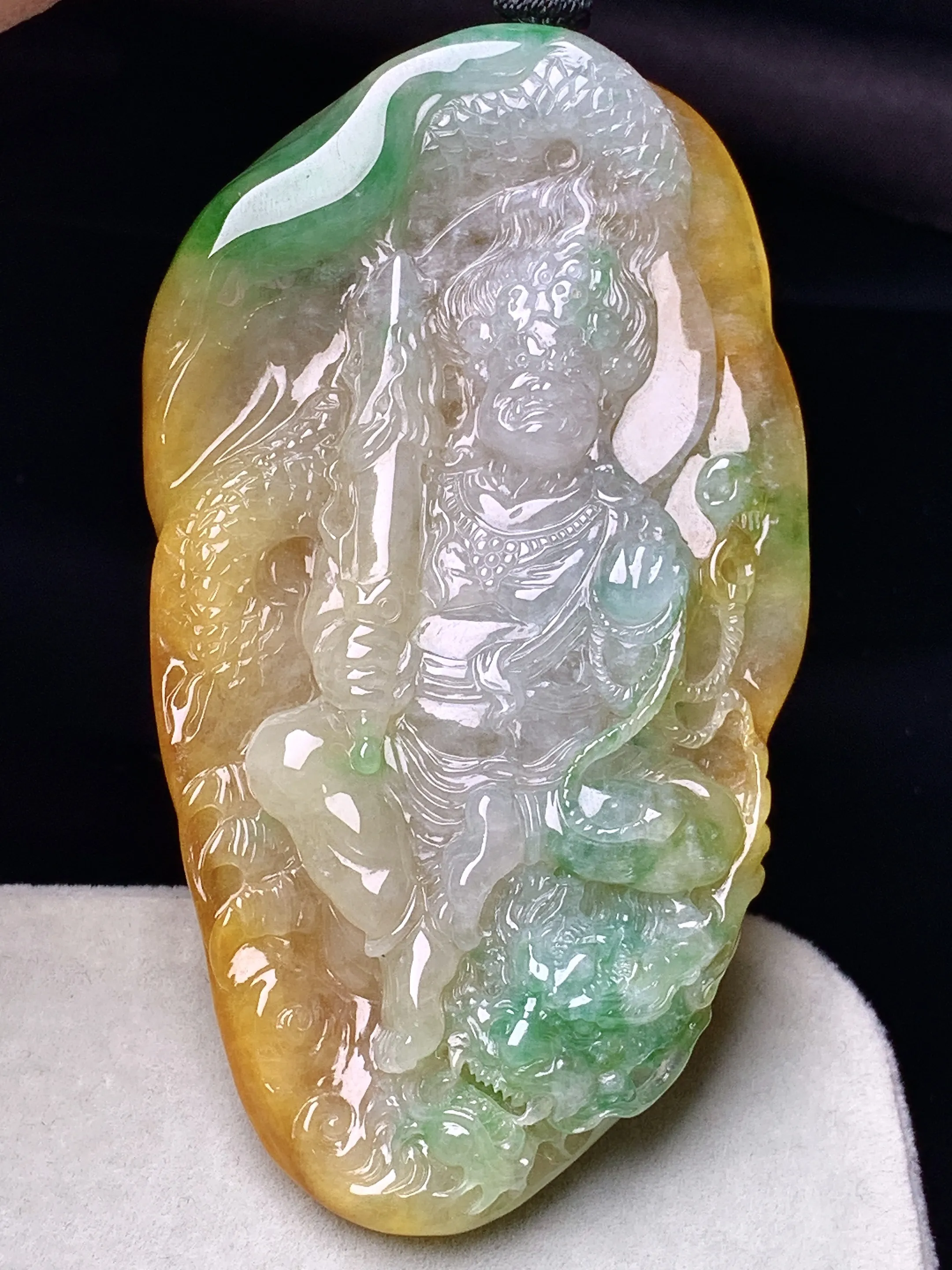 飘黄绿翡不动明王吊坠 玉质细腻 色泽清新艳丽 整体尺寸71.2*39.8*9.6