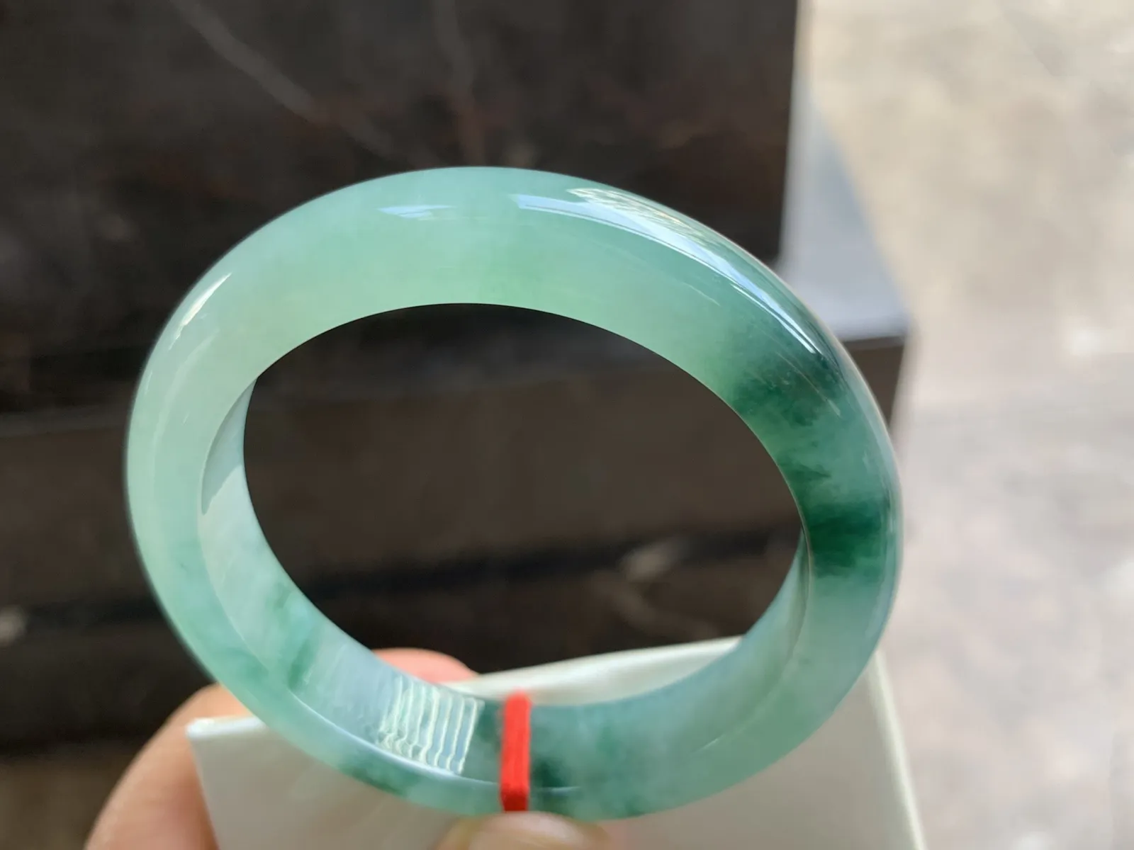 52.5-12.2-8mm
冰种飘花手镯 水润光泽 花色漂亮 推荐