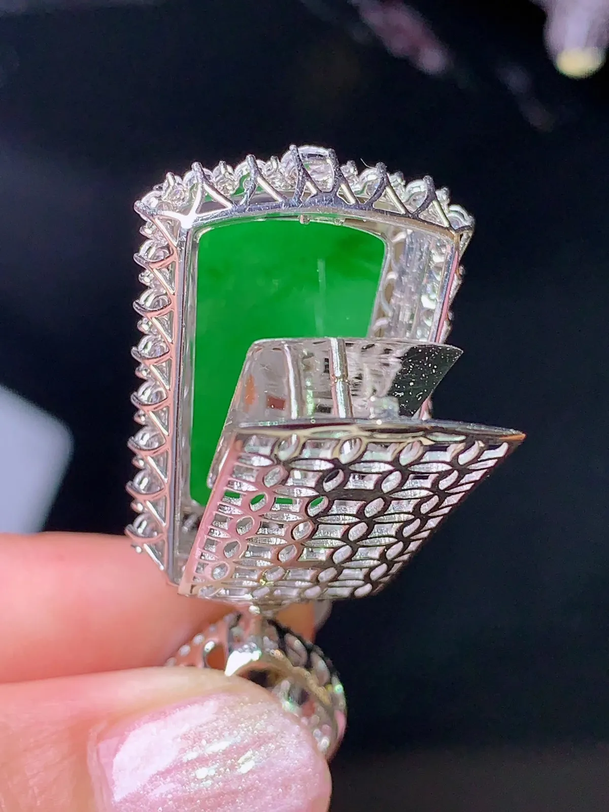 18k金钻镶嵌翠绿无事牌吊坠 玉质细腻 色泽清新艳丽 整体尺寸43.8*19.8*9.5