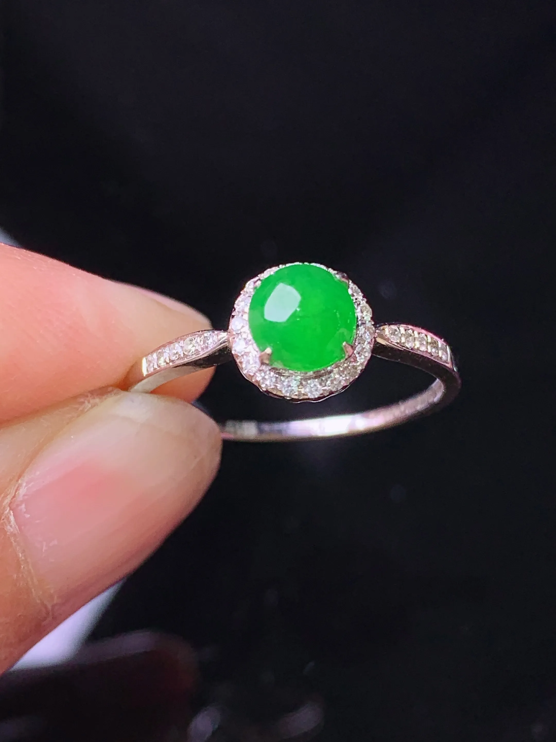 18k金钻镶嵌满绿蛋面戒指 玉质细腻 色泽清新艳丽 圈口13.5 整体尺寸7.2*5.3