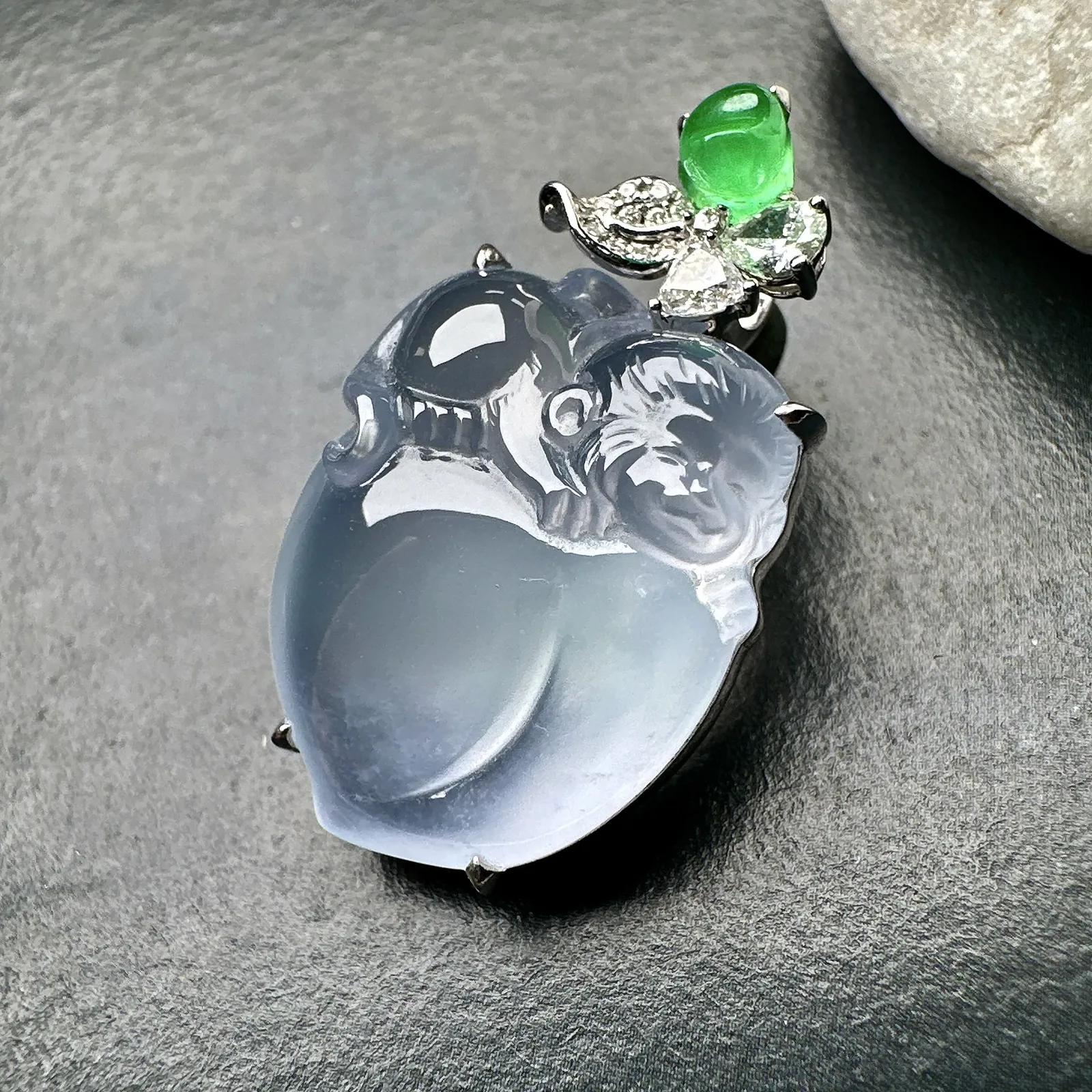 【高冰种淡紫灵猴献寿】冰润度上佳，质地细腻冰润，雕工精美，形象生动，18k金钻镶嵌，裸石尺寸21.3*15.7*7.8毫米