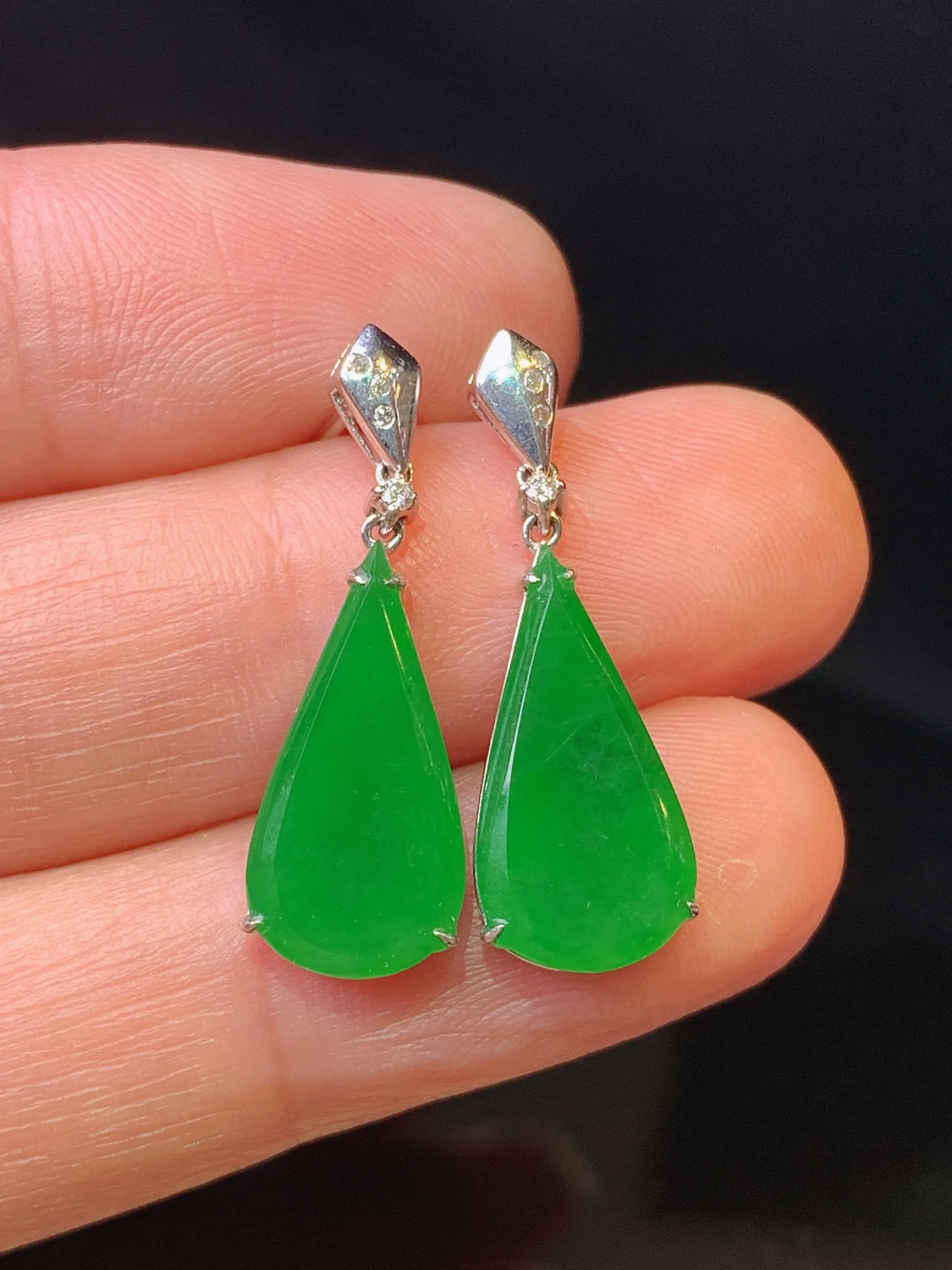 18k金钻镶嵌满绿水滴耳坠 玉质细腻 色泽清新艳丽 整体尺寸24.5*8.2*3