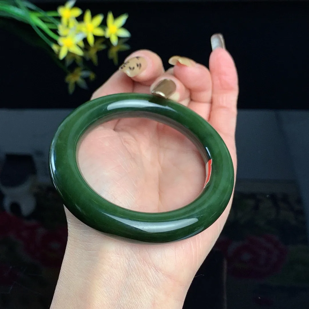 和田玉55圈口菠菜绿肥圆条碧玉手镯！玉质细腻油润 底色纯净 无裂无杂 脂粉好，品质高