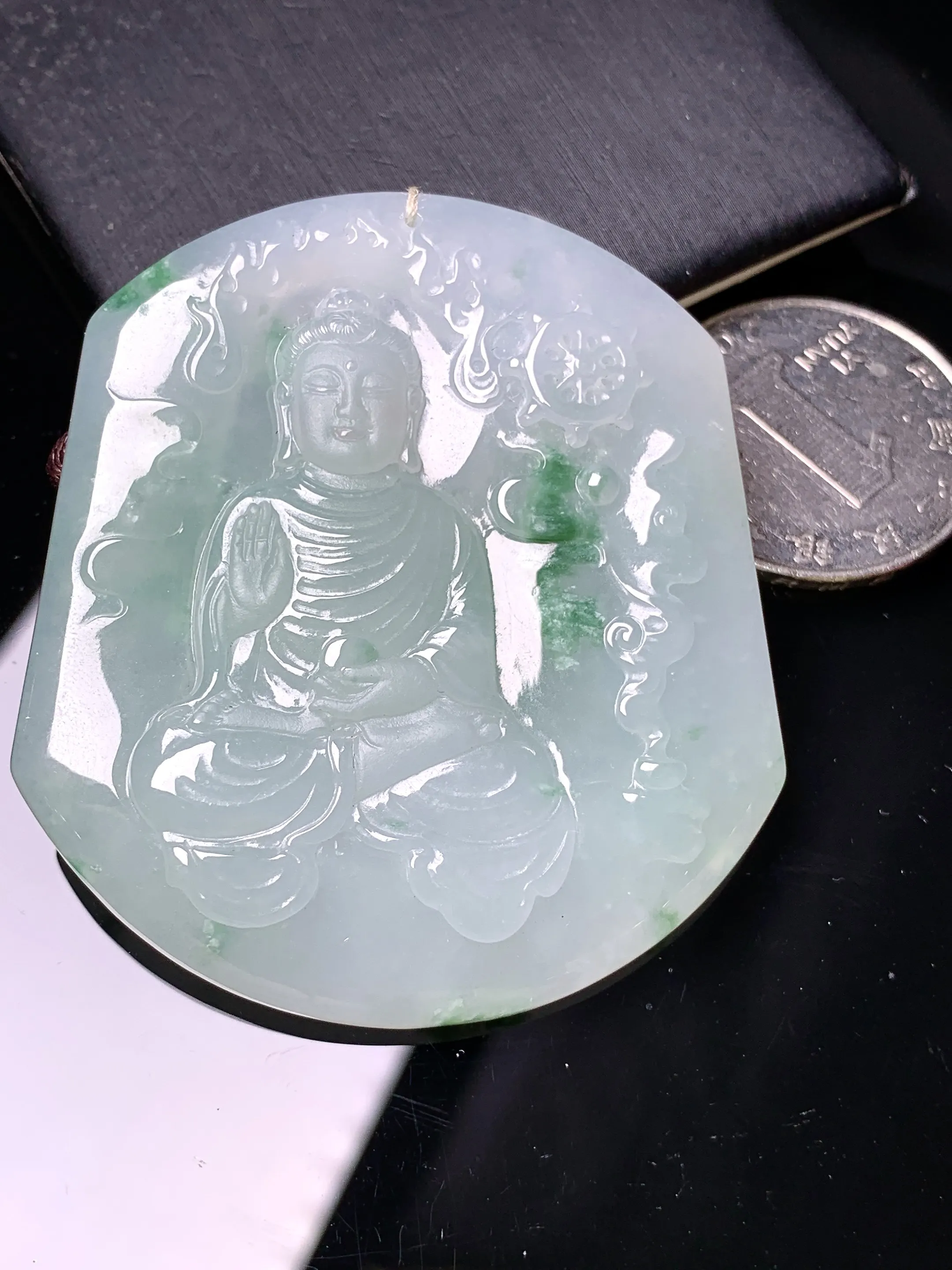 飘绿大日如来佛祖吊坠 玉质细腻 色泽清新艳丽 整体尺寸55.8*50.5*6.5