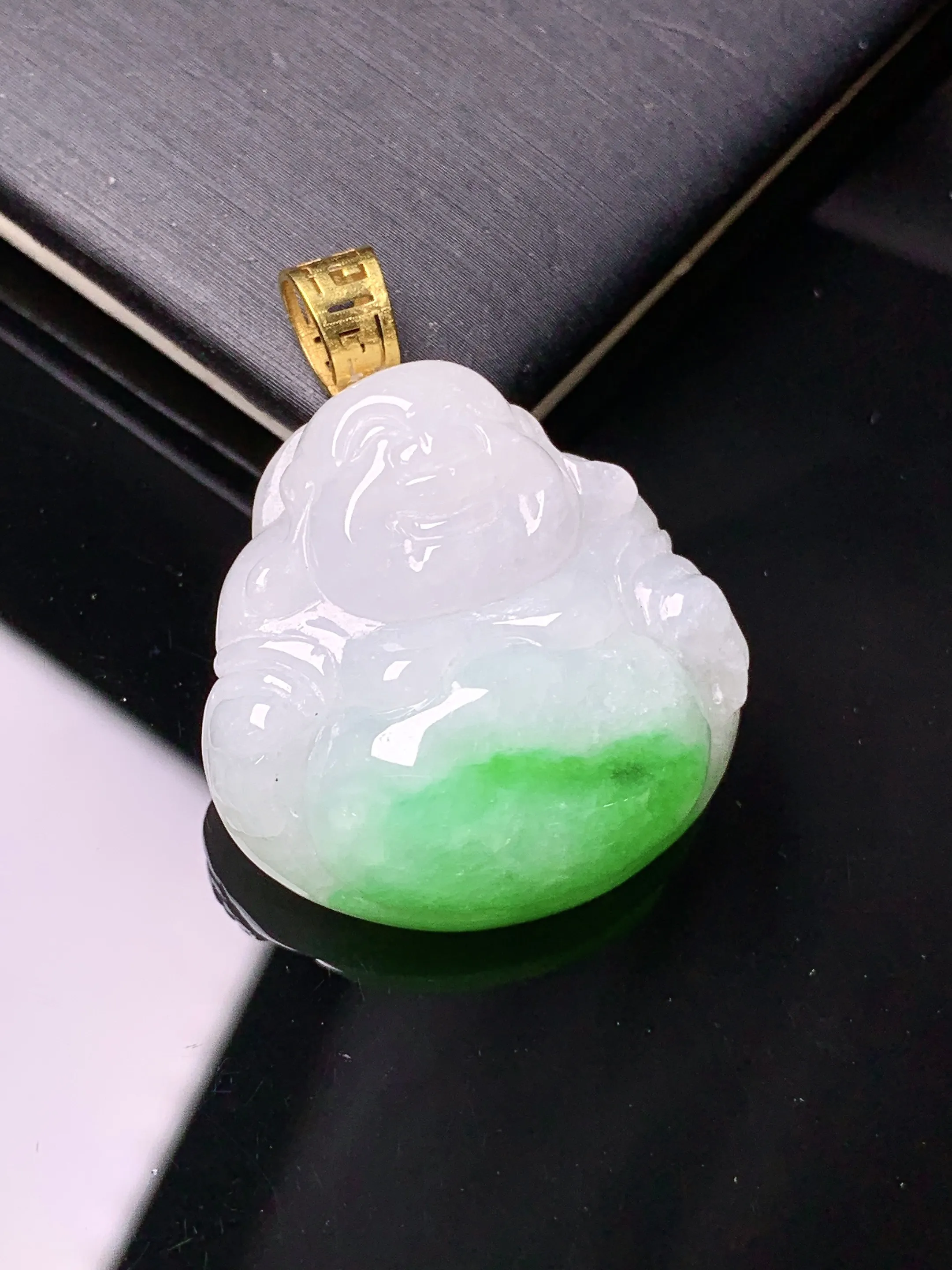 18k金镶嵌飘绿佛公吊坠 玉质细腻 色泽清新艳丽 整体尺寸33.5*26.2*9.5