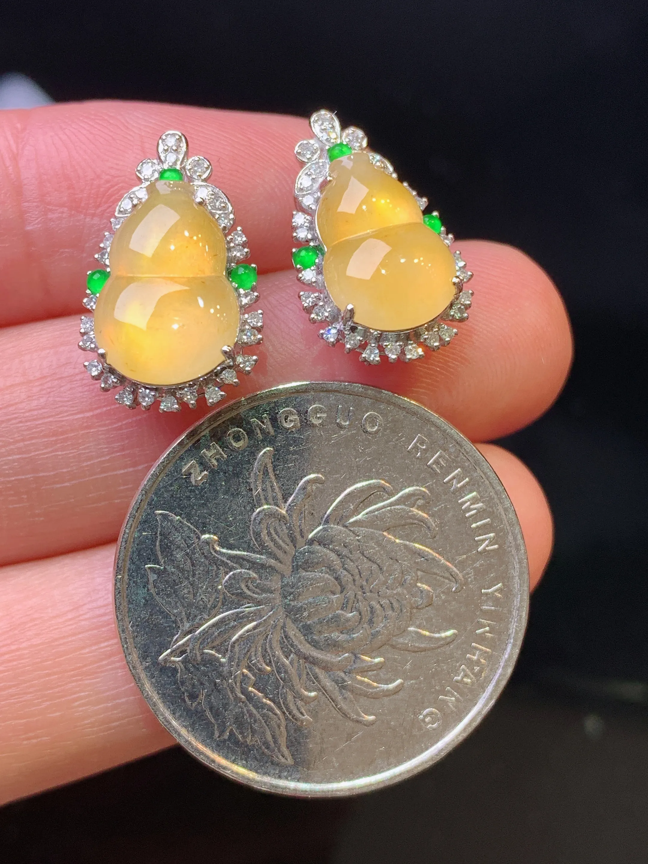 18k金钻镶嵌黄翡葫芦耳钉 玉质细腻 色泽清新艳丽 整体尺寸17*10.5*6.3