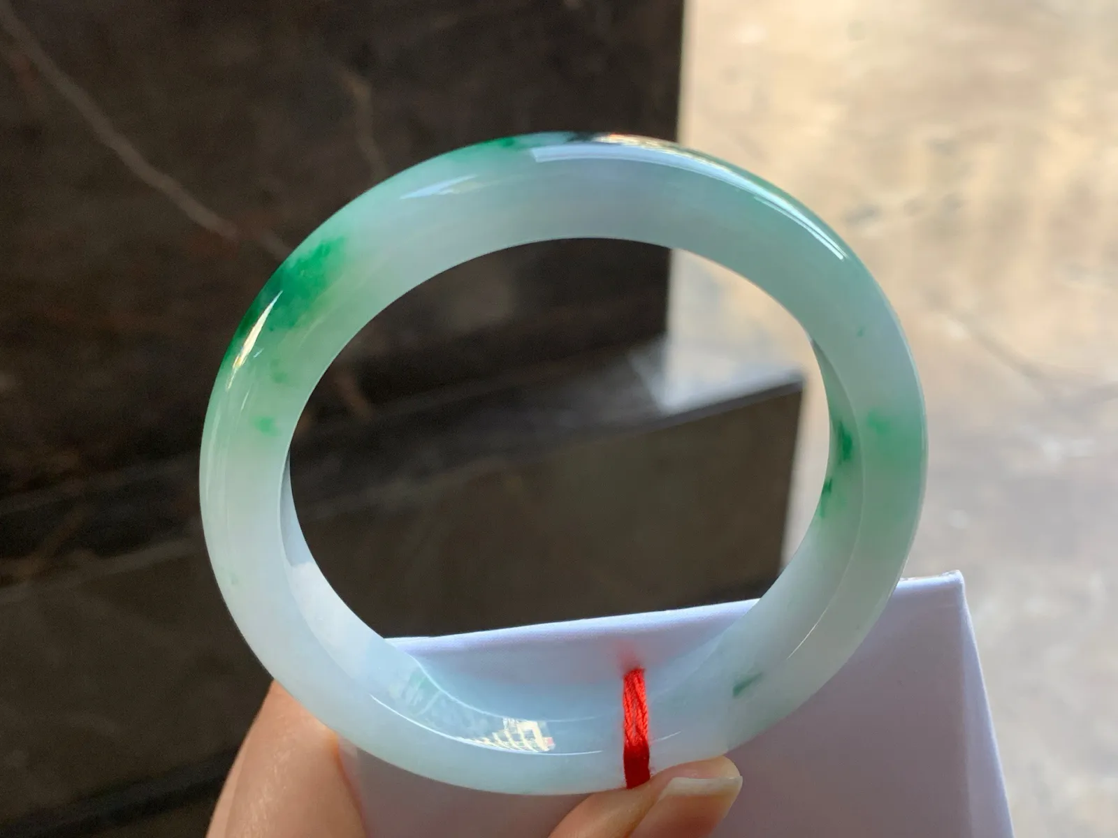 57-13.2-8.3

浓绿色手镯^_^鲜艳 玉质细腻