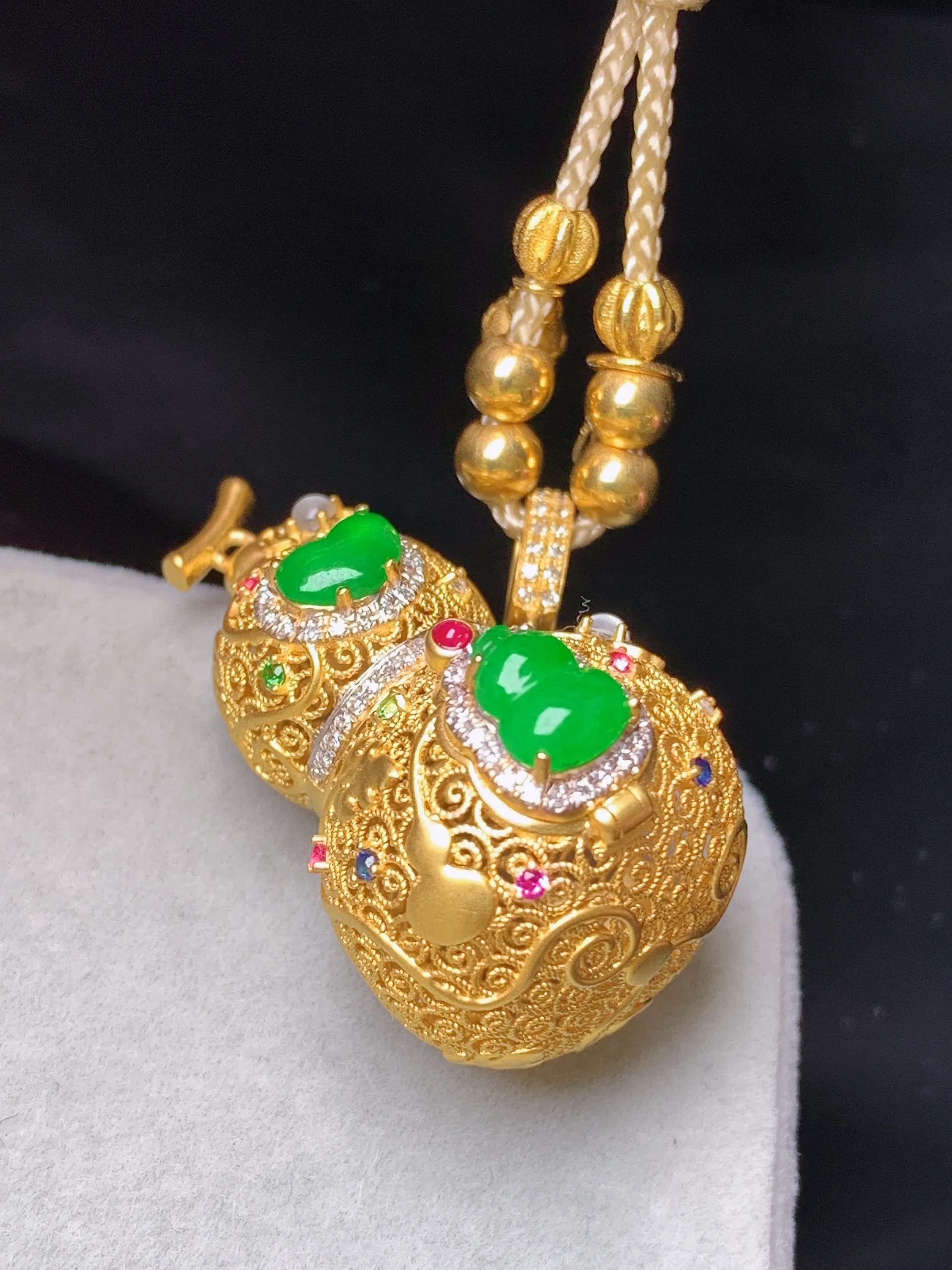 18k金钻镶嵌吊坠 玉质细腻 色泽清新艳丽 整体尺寸13.5*18.2*20.8