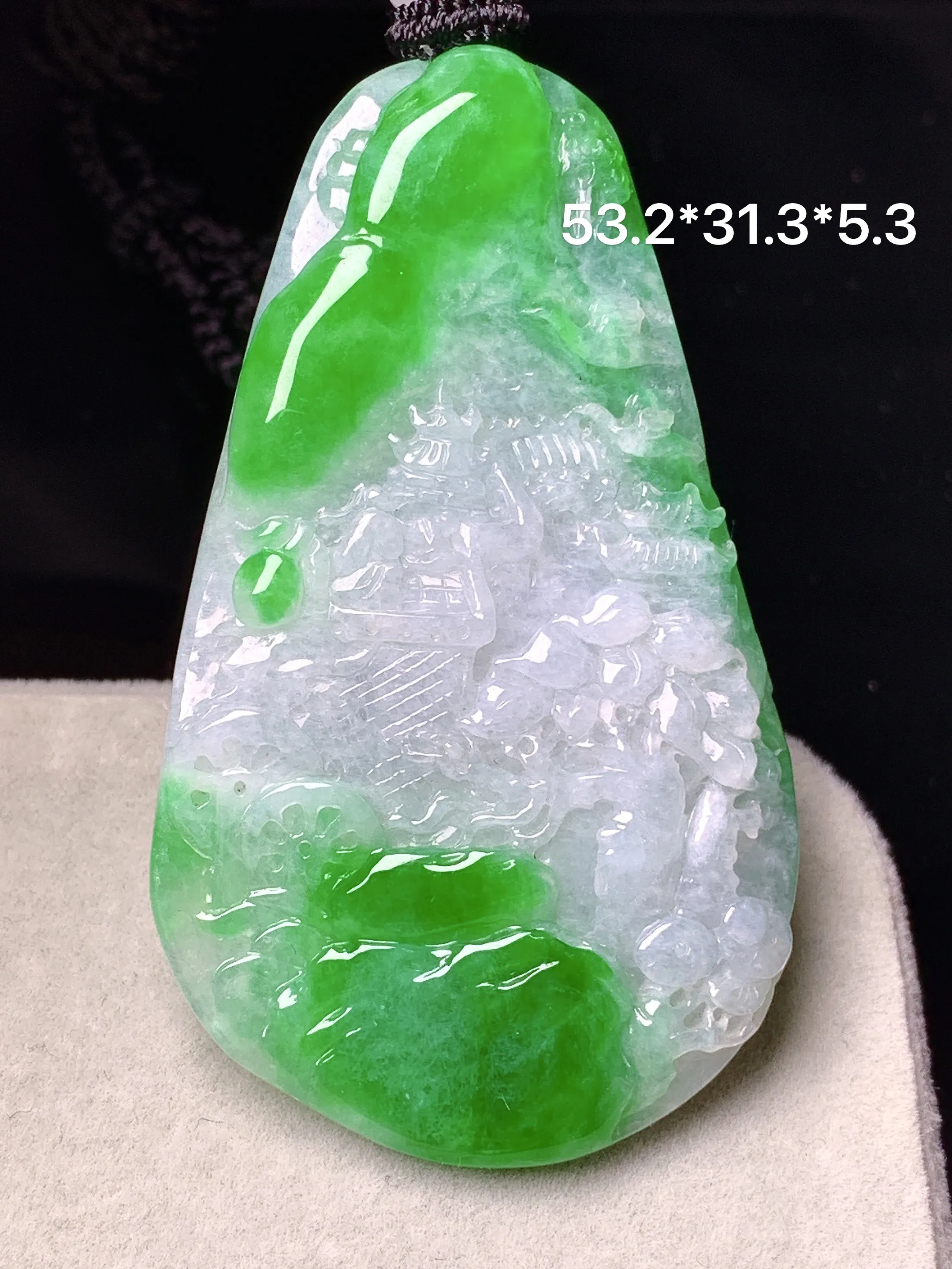 翠绿山水牌子吊坠 玉质细腻 色泽清新艳丽 整体尺寸53.2*31.3*5.3