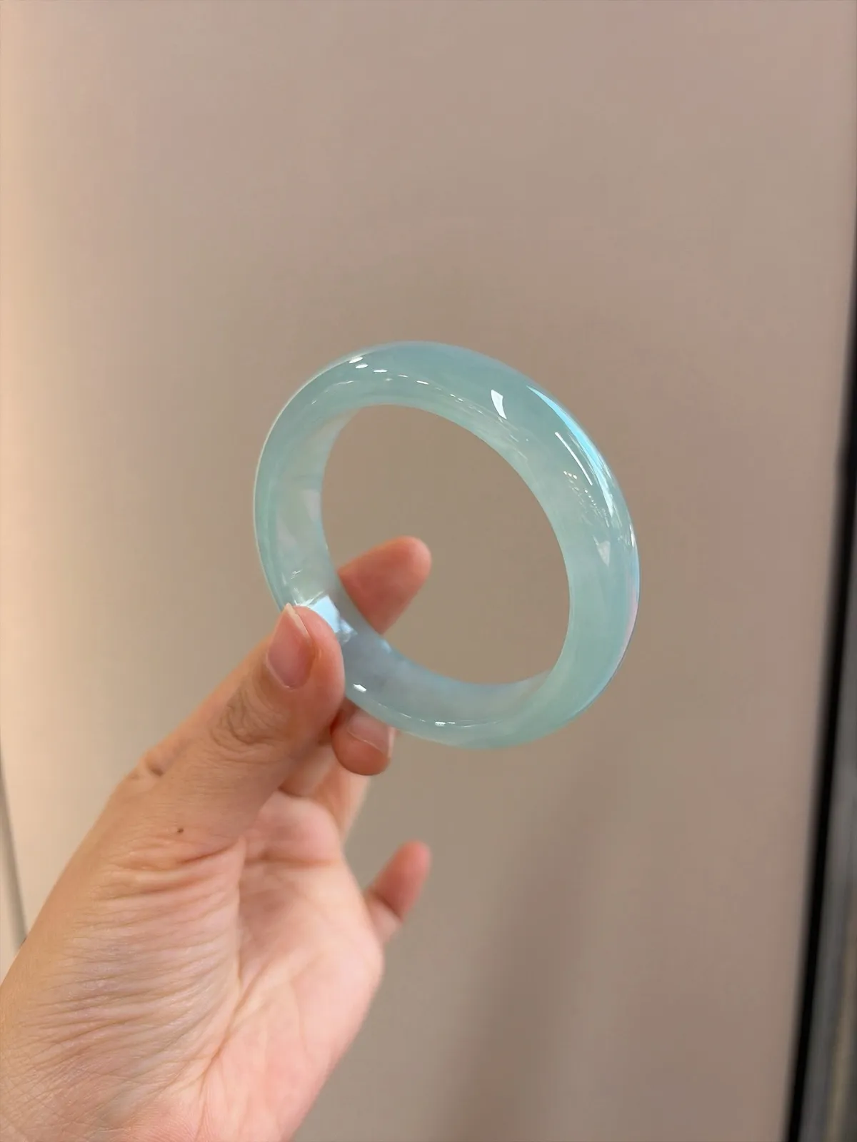 ｜55圈口
【冰晴绿｜】
冰晴绿葡萄肉手镯
种老冰透 宽版大气
腕间一抹清润
温柔了岁月呀～🥰
规格【55/14.8/8.4】