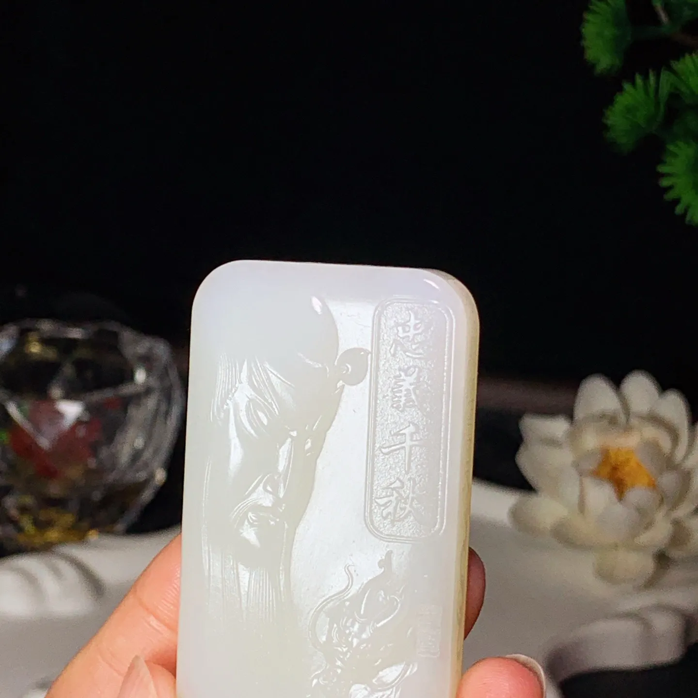 新疆和田玉羊脂白武财神关公牌子挂件 尺寸64/34/13mm重68克。玉质细腻油润。手推出油。品相大气 lt260121