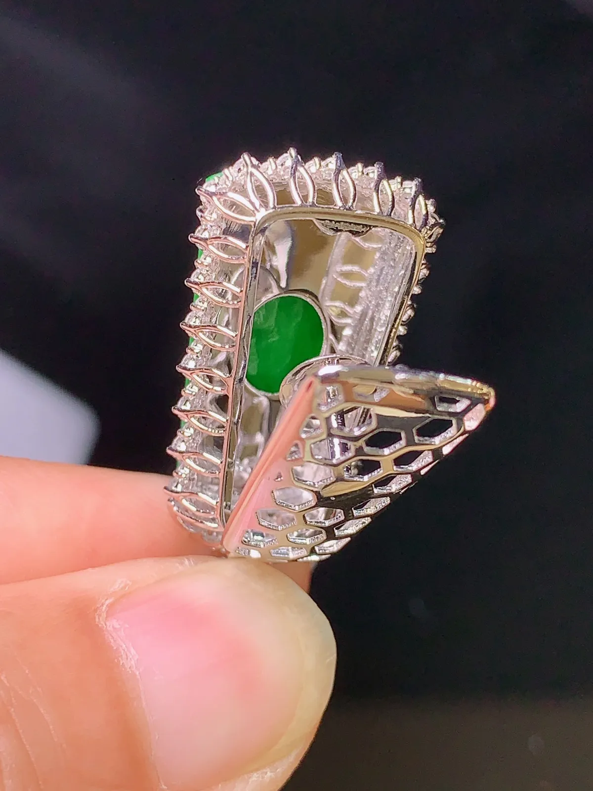 18k金钻镶嵌满绿无事牌吊坠 玉质细腻 色泽艳丽 整体尺寸33*15.3*9.3