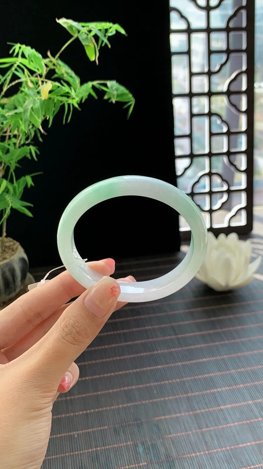 【冰胶白底青贵妃手镯】
【尺寸】56-49-13-7
绿色部分鲜活欲滴，仿佛饱含水分，在白色背景的