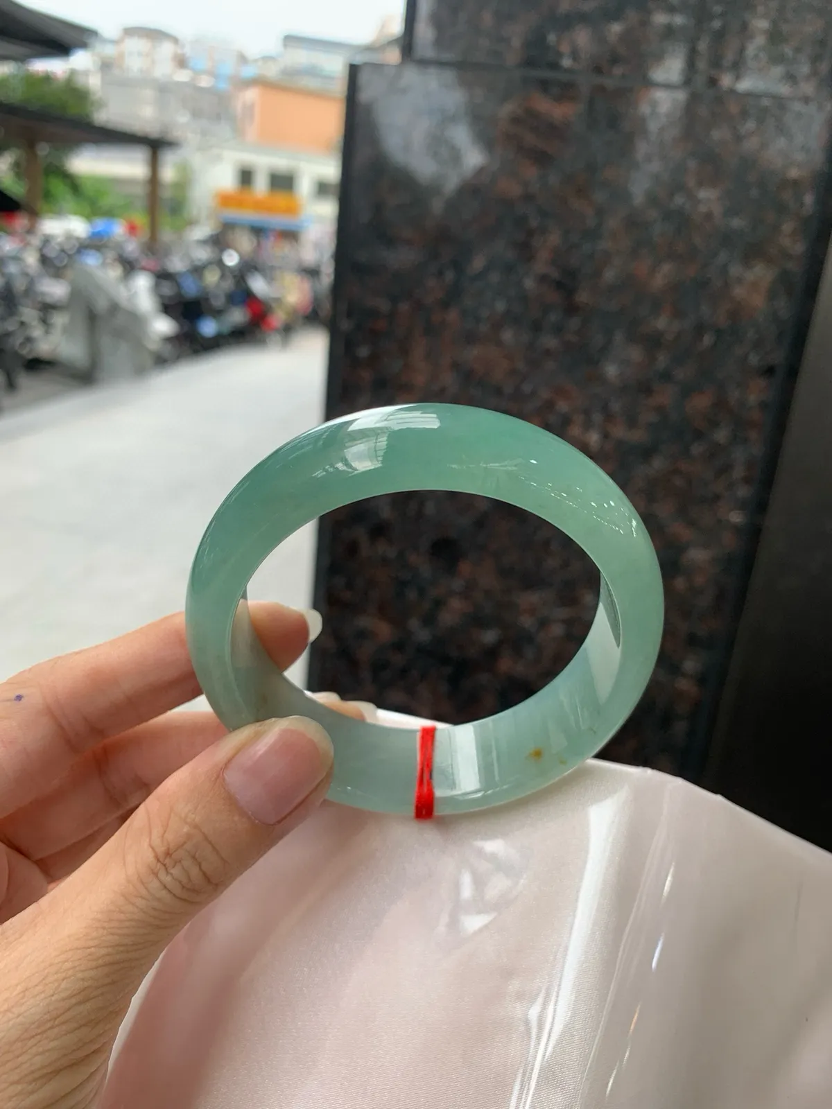 蓝底洒金宽版正圈
59.7-8.2-18.5
完美，底妆胶润，满圈蓝底色均匀分布，镯面几抹黄翡点缀，生动俏皮，大宽板难得遇见