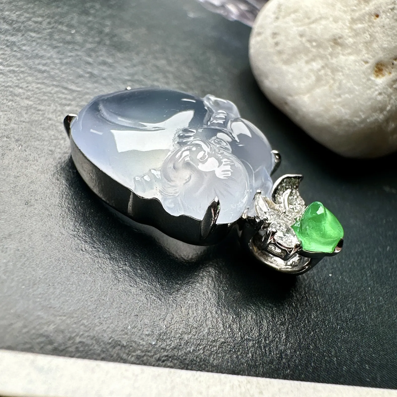 【高冰种淡紫灵猴献寿】冰润度上佳，质地细腻冰润，雕工精美，形象生动，18k金钻镶嵌，裸石尺寸21.3*15.7*7.8毫米