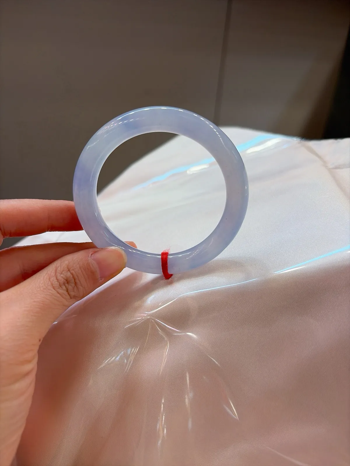 🧣｜52圈口
冰紫春福镯上新啦
种老冰透水润润，梦幻紫气直接拉满
戴上就是仙里仙气的氛围感女神🧚‍️
版型超正超显白，谁戴谁美快冲
规格【52.5/8.6】