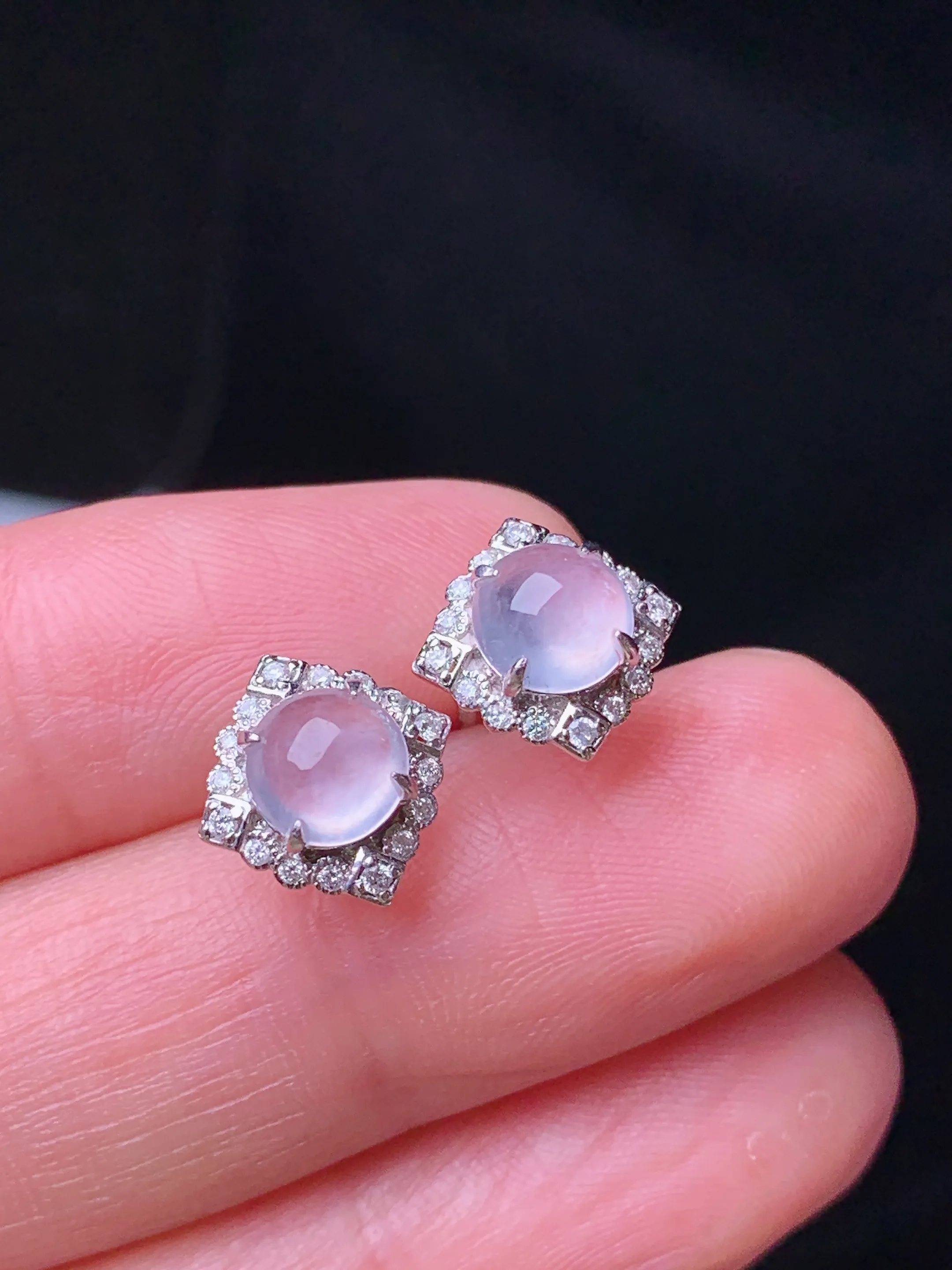 18k金钻镶嵌冰种蛋面耳钉 玉质细腻 色泽清新艳丽 整体尺寸10.5*4.6