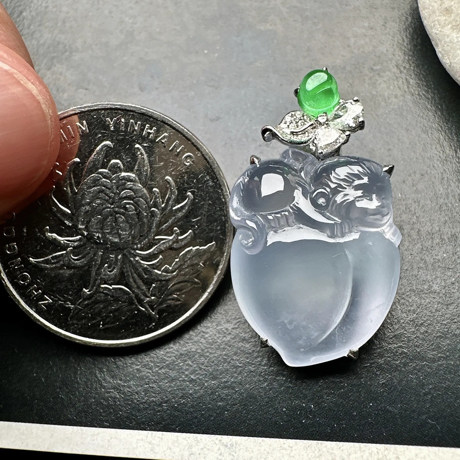 【高冰种淡紫灵猴献寿】冰润度上佳，质地细腻冰润，雕工精美，形象生动，18k金钻镶嵌，裸石尺寸21.3*15.7*7.8毫米