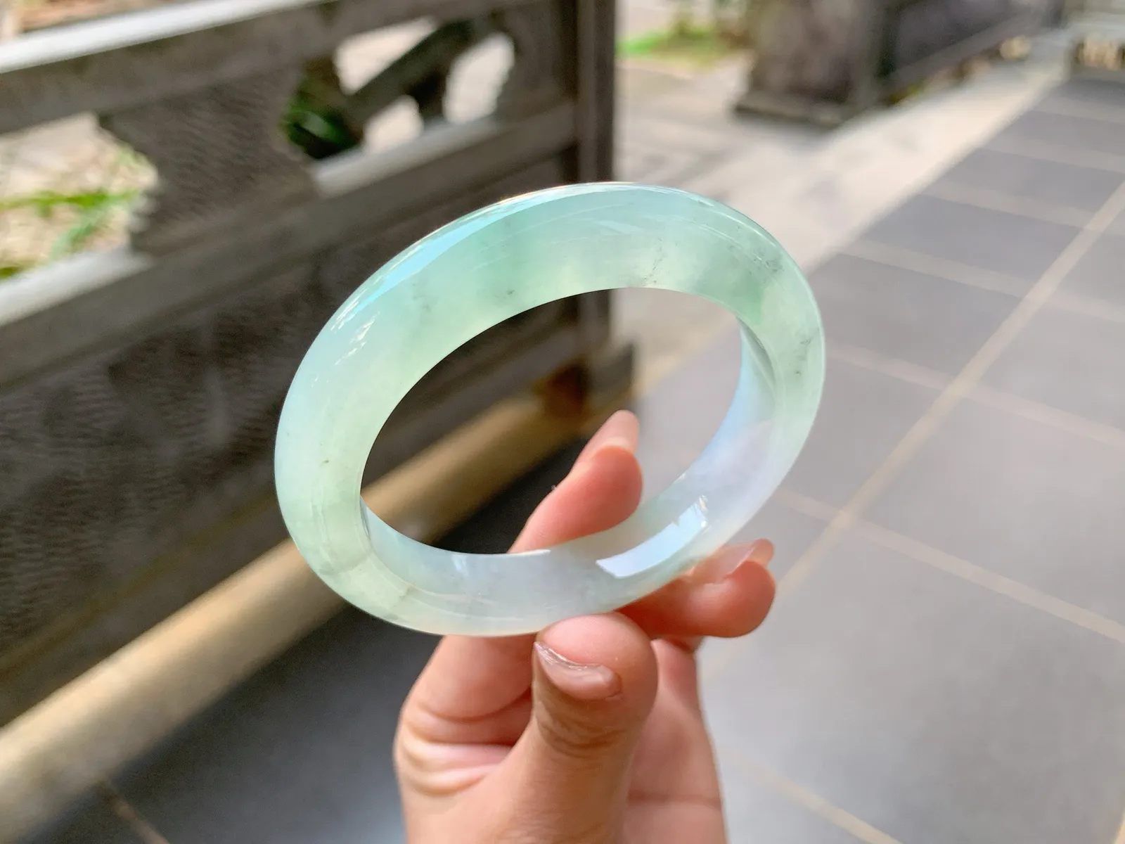 ｜54圈口
冰晴，整体冰透起光，种老起冰，性价比很高，美中不足有一点点矿点，